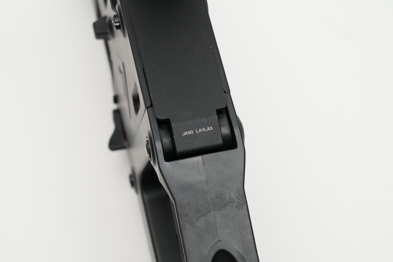 ロアレシーバー下面に「JASG LAYLAX」の文字を配置。日本向けモデルの証だ