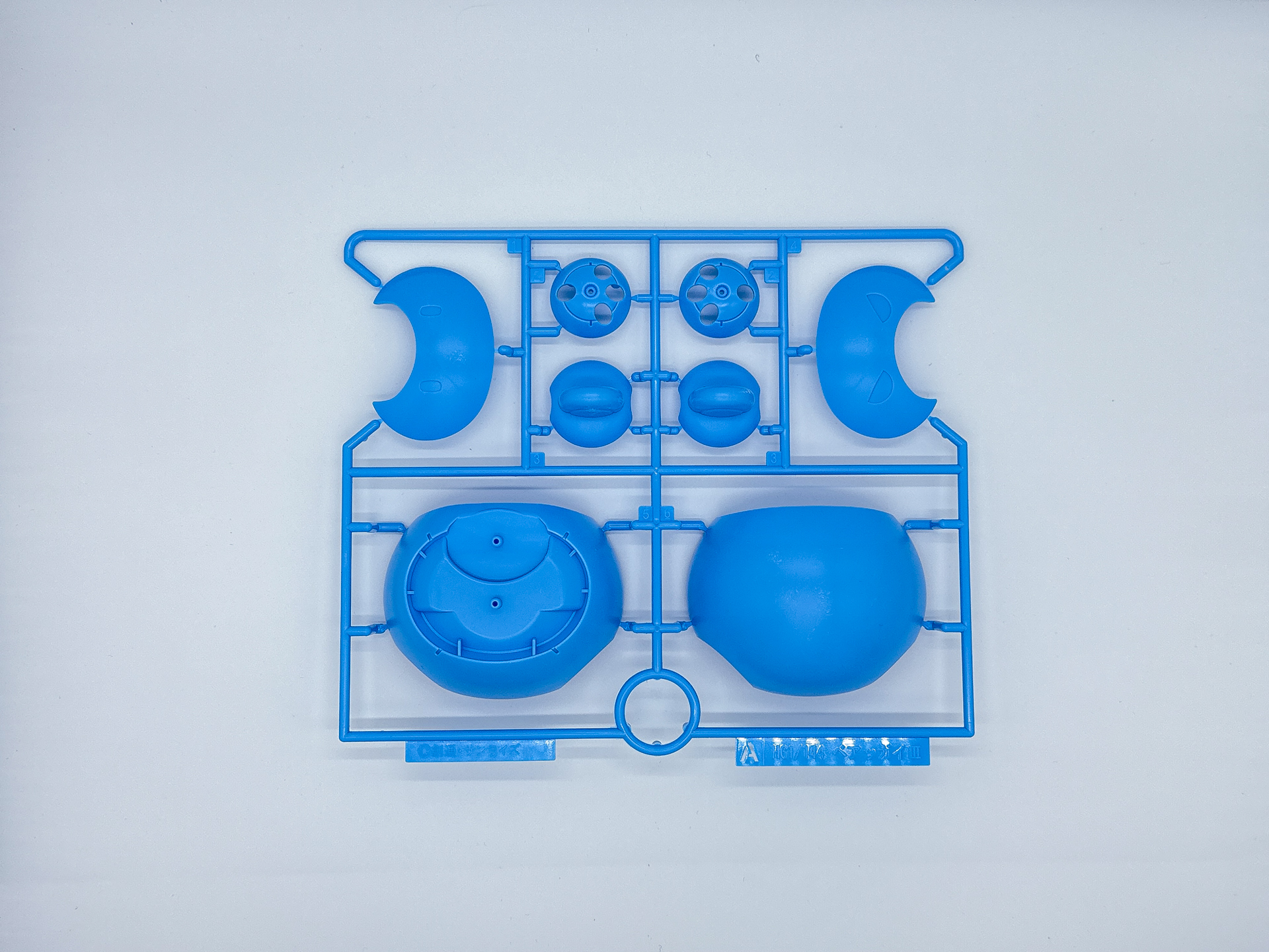 「HG 1/144 ベアッガイオハナ & アロハロ セット」を構成するランナー。グリーンのランナーはビームサーベルエフェクトと同じ軟質のPS樹脂にて成型されています。このほかに関節ジョイントの半透明ランナーが2枚付属します。