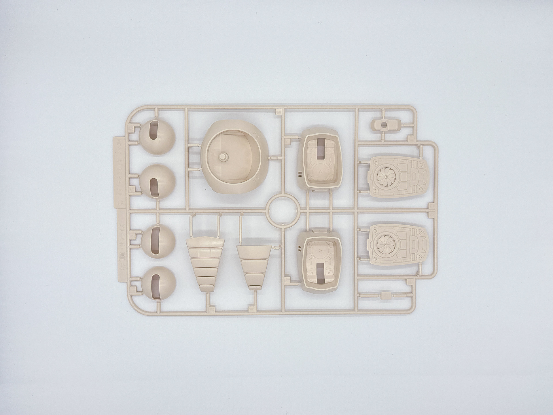 「HG 1/144 ベアッガイオハナ & アロハロ セット」を構成するランナー。グリーンのランナーはビームサーベルエフェクトと同じ軟質のPS樹脂にて成型されています。このほかに関節ジョイントの半透明ランナーが2枚付属します。