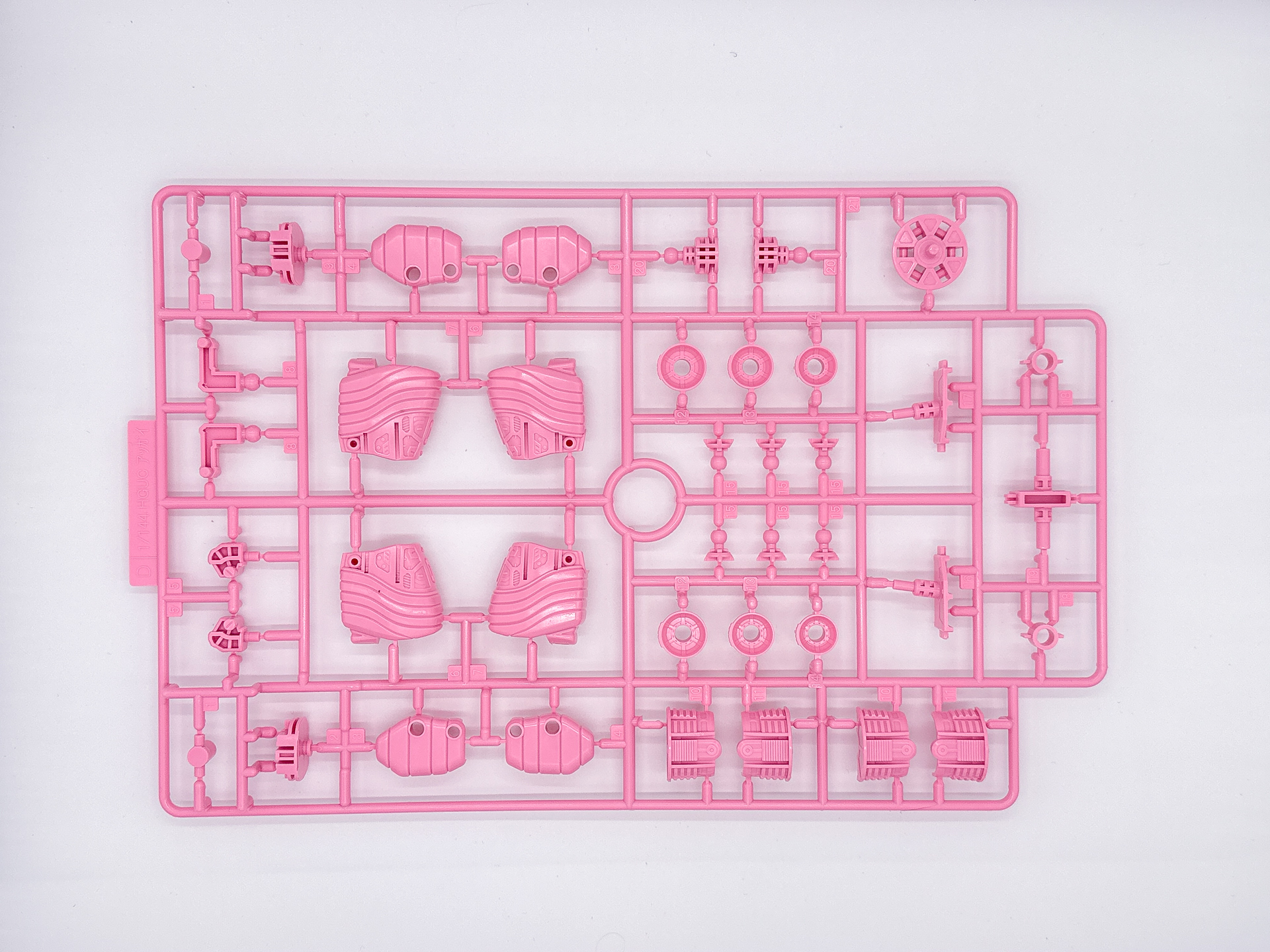 「HG 1/144 ベアッガイオハナ & アロハロ セット」を構成するランナー。グリーンのランナーはビームサーベルエフェクトと同じ軟質のPS樹脂にて成型されています。このほかに関節ジョイントの半透明ランナーが2枚付属します。