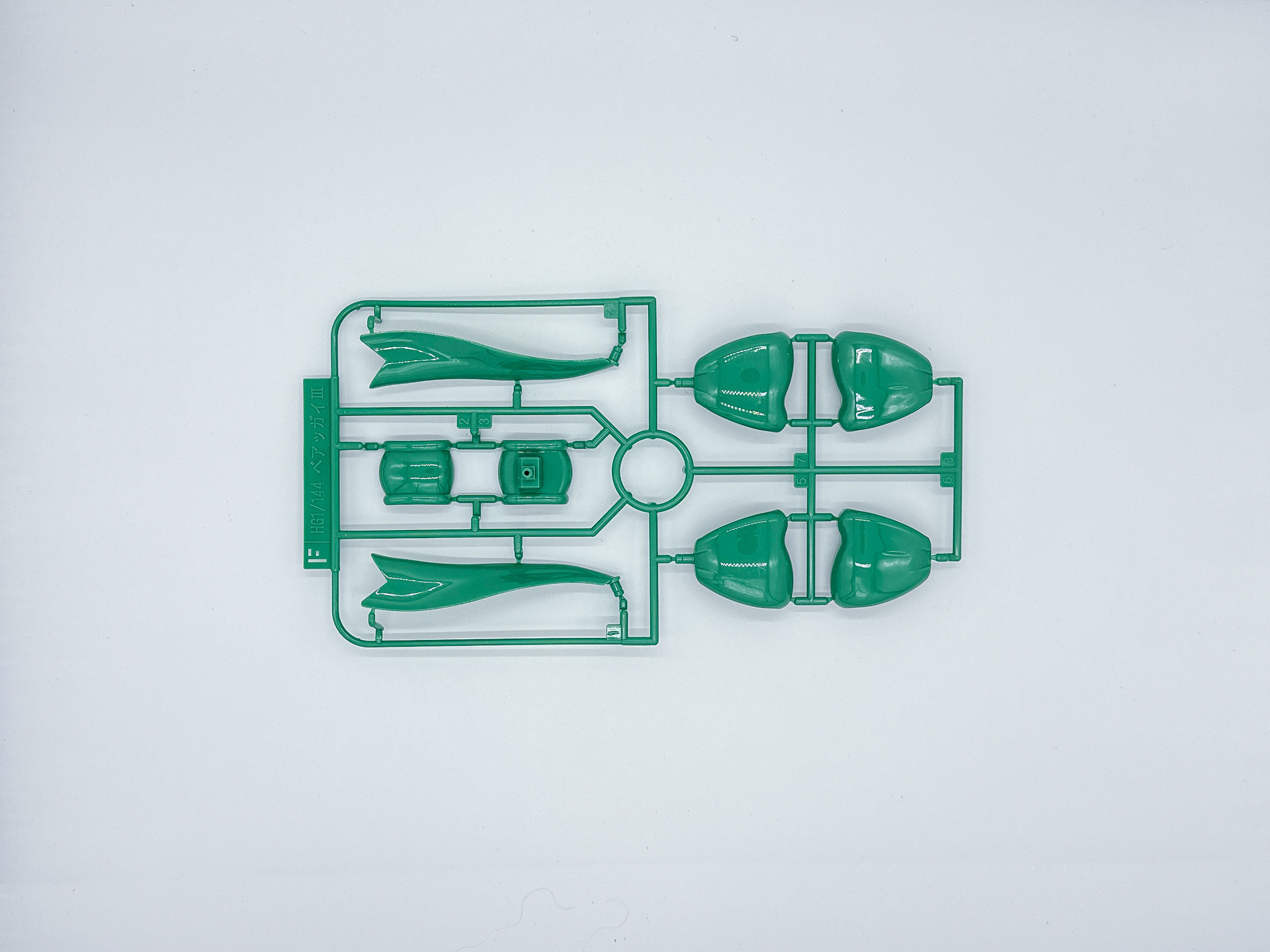 「HG 1/144 ベアッガイオハナ & アロハロ セット」を構成するランナー。グリーンのランナーはビームサーベルエフェクトと同じ軟質のPS樹脂にて成型されています。このほかに関節ジョイントの半透明ランナーが2枚付属します。