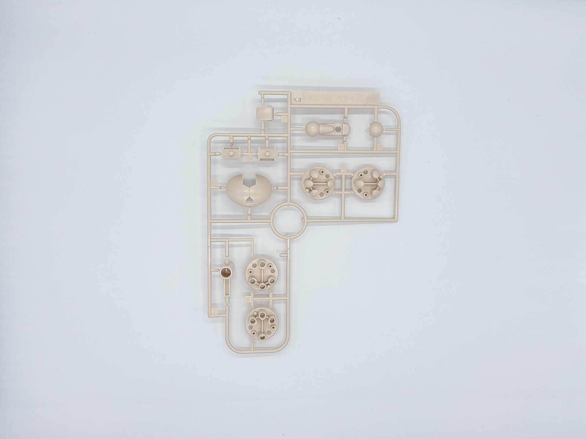 「HG 1/144 ベアッガイオハナ & アロハロ セット」を構成するランナー。グリーンのランナーはビームサーベルエフェクトと同じ軟質のPS樹脂にて成型されています。このほかに関節ジョイントの半透明ランナーが2枚付属します。