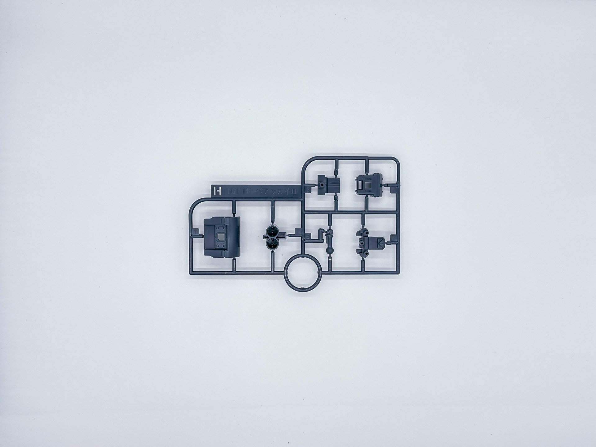 「HG 1/144 ベアッガイオハナ & アロハロ セット」を構成するランナー。グリーンのランナーはビームサーベルエフェクトと同じ軟質のPS樹脂にて成型されています。このほかに関節ジョイントの半透明ランナーが2枚付属します。