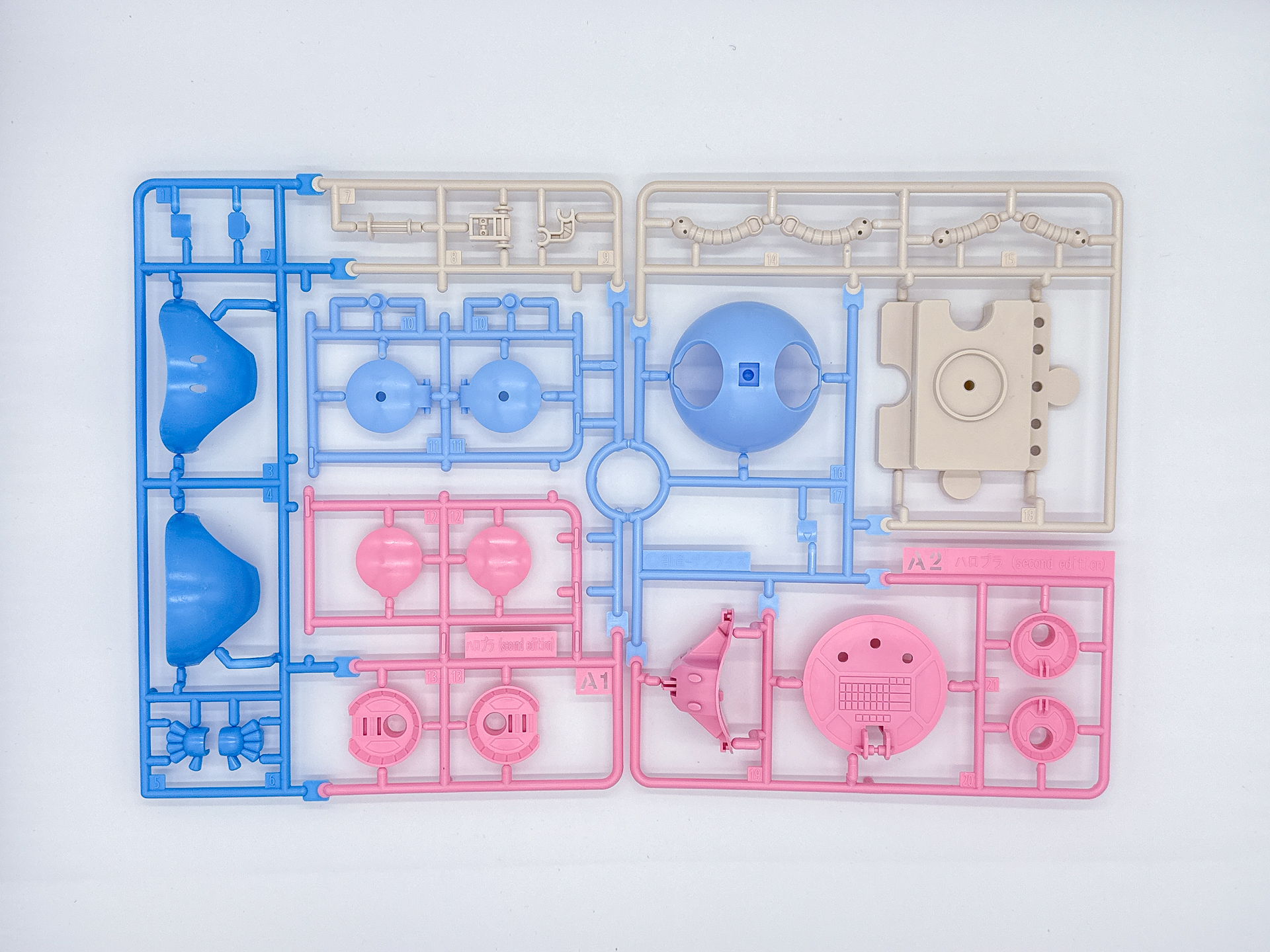 「HG 1/144 ベアッガイオハナ & アロハロ セット」を構成するランナー。グリーンのランナーはビームサーベルエフェクトと同じ軟質のPS樹脂にて成型されています。このほかに関節ジョイントの半透明ランナーが2枚付属します。