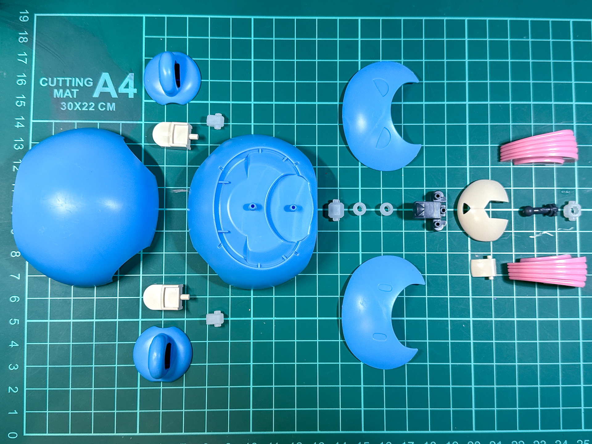 頭部は20パーツにて構成されています。