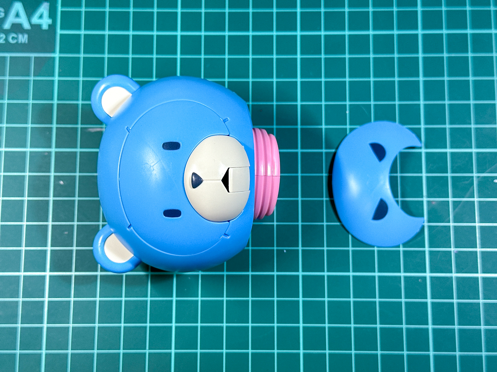 組み立てが完了した頭部。パーツ差し替えにて表情を変更できます。