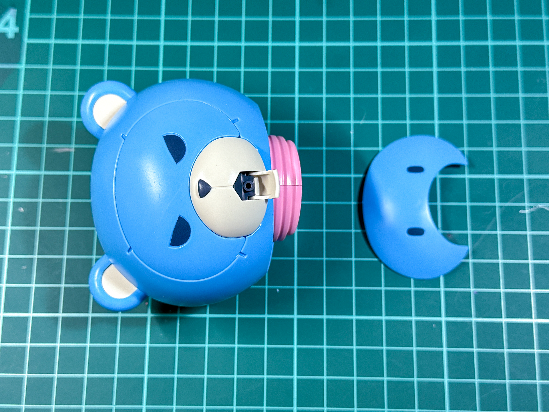 組み立てが完了した頭部。パーツ差し替えにて表情を変更できます。