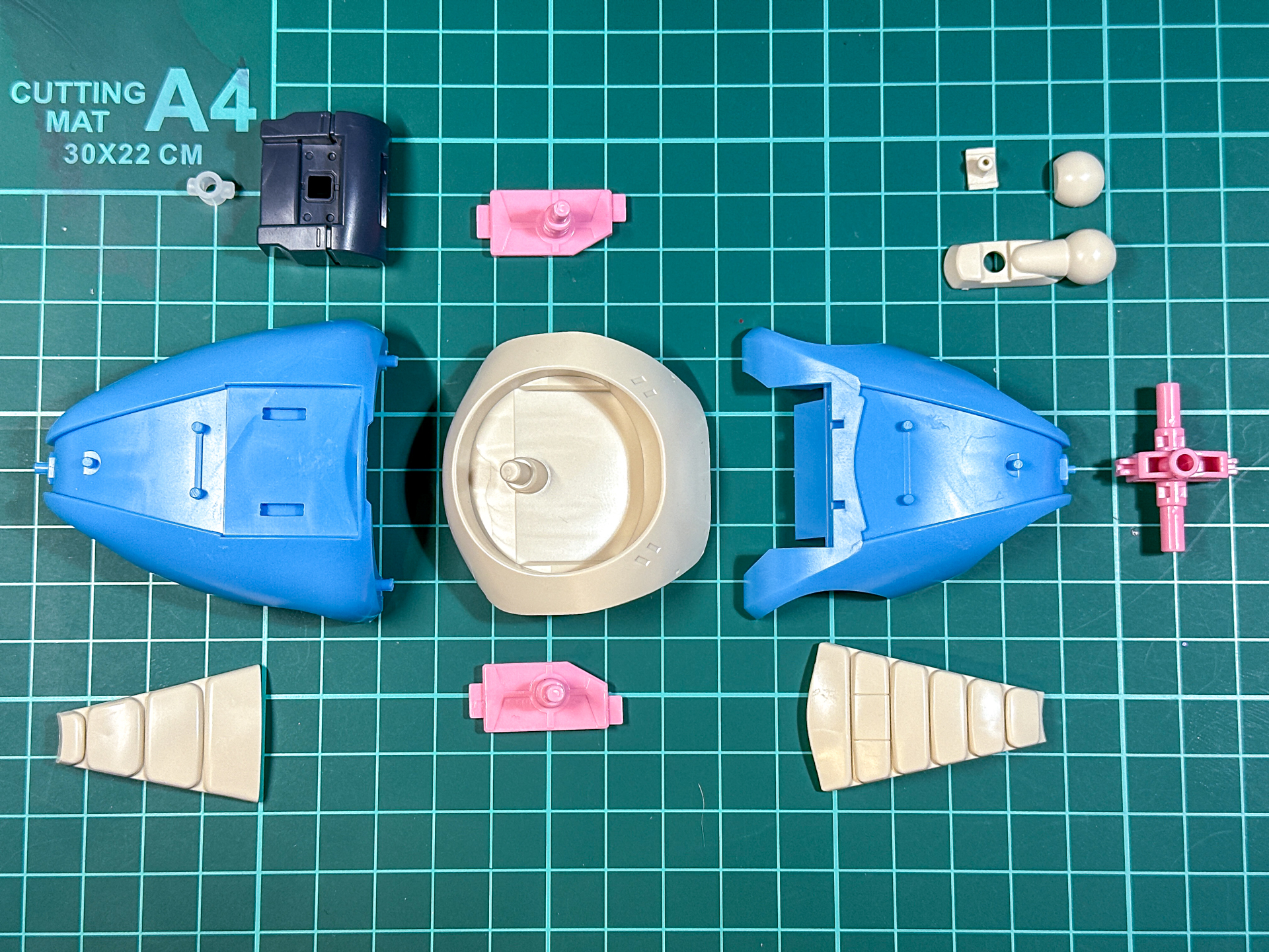 胴体部は13パーツにて構成されています。