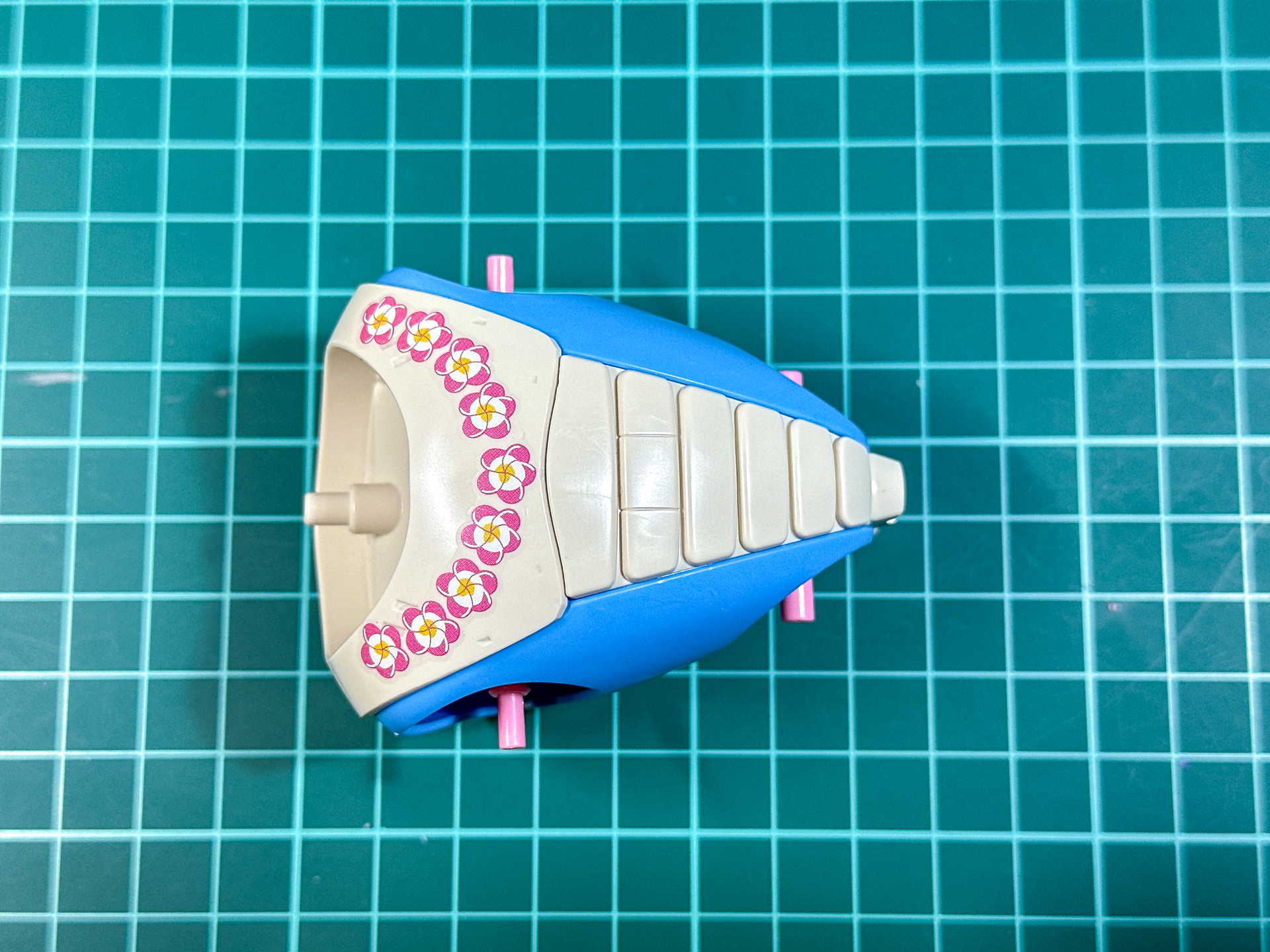 組み立てが完了した胴体部。胸部のレイはマーキングシールとなっています。