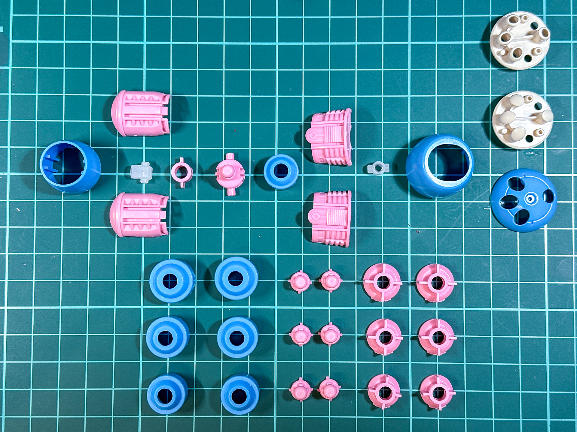 腕部は32パーツにて構成されています。