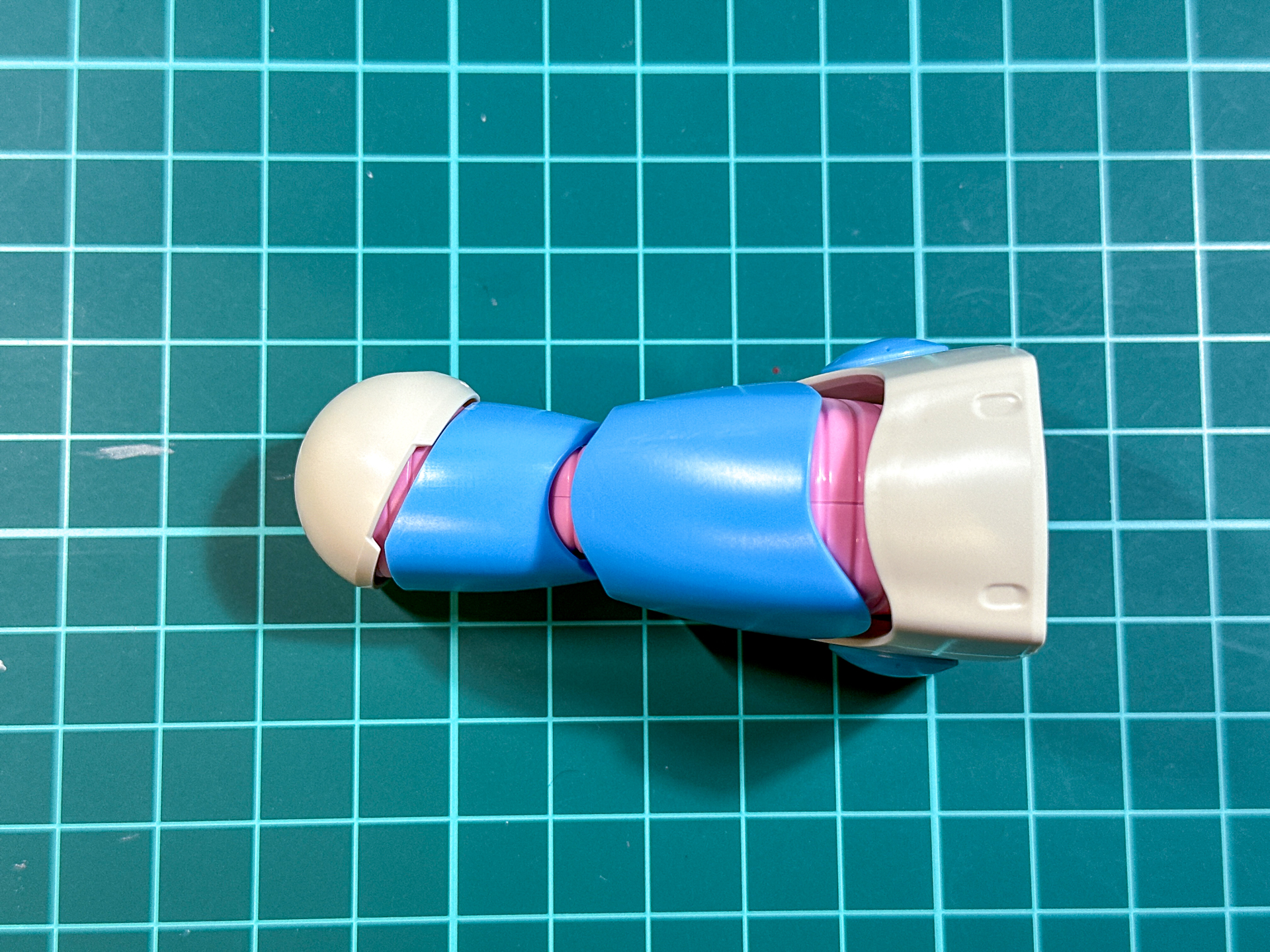 組み立てが完了した脚部。足裏にもしっかりとモールドが成形されています。