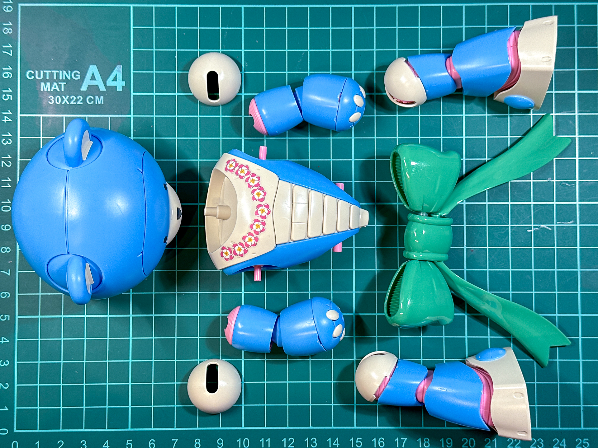 組み立て前のママッガイ。肩アーマーは腕差し込み時に挟み込む構造となっています。