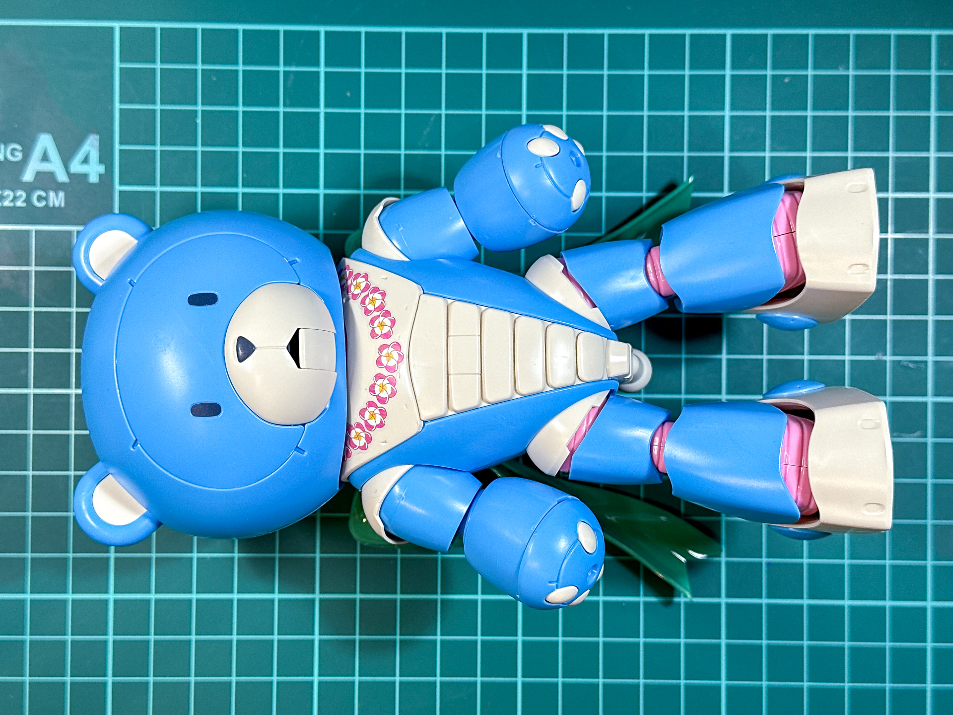 組み立てが完了したママッガイ。HGキットなのでA4サイズのカッティングボードに収まるサイズ感です。