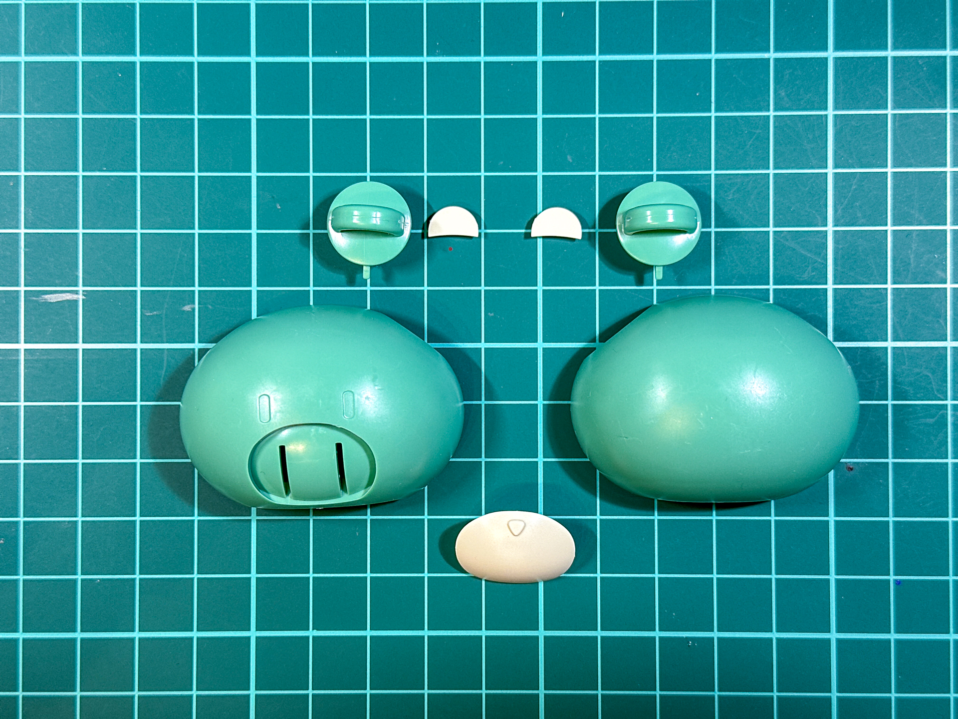 頭部パーツは7パーツにて構成されています。