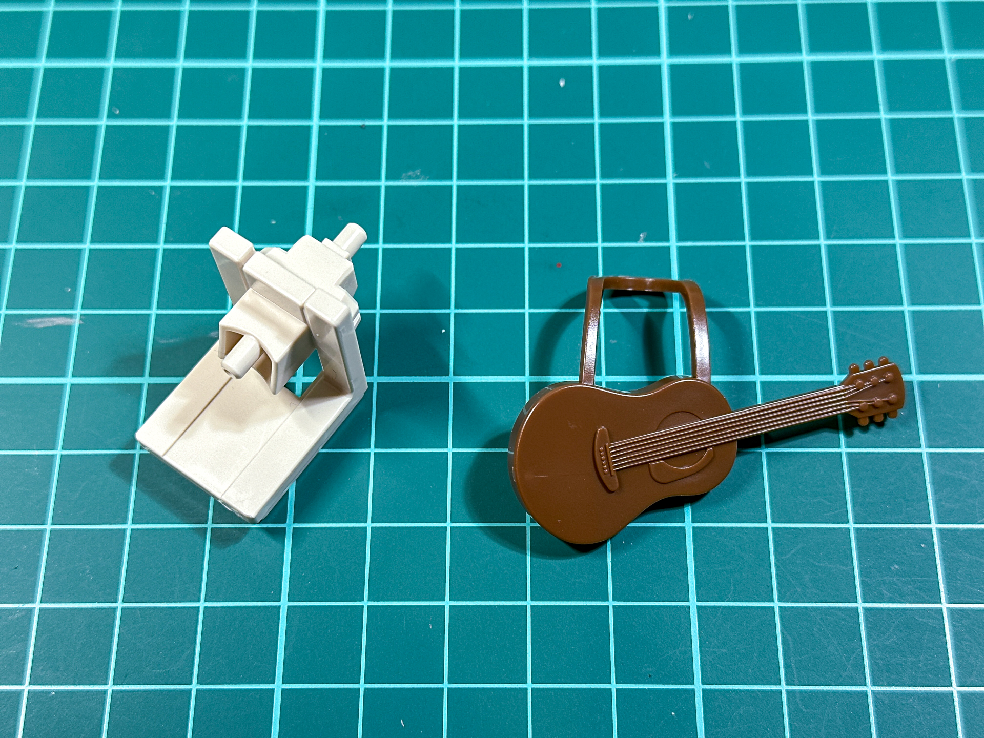 プチッガイの付属品。ウクレレはワンパーツ構成となっています。