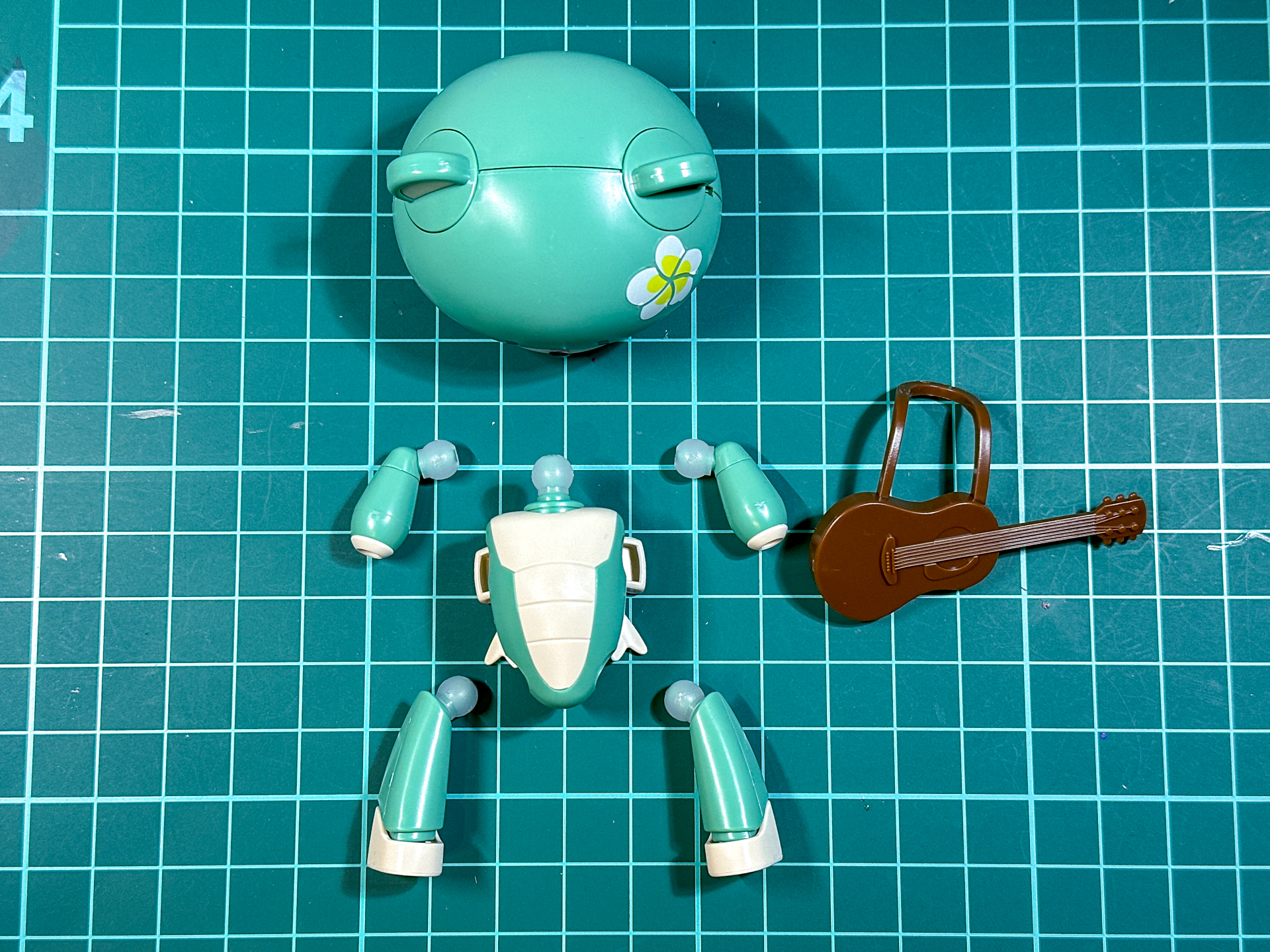 組み立て前のプチッガイ。シンプルなパーツ構成となっています。