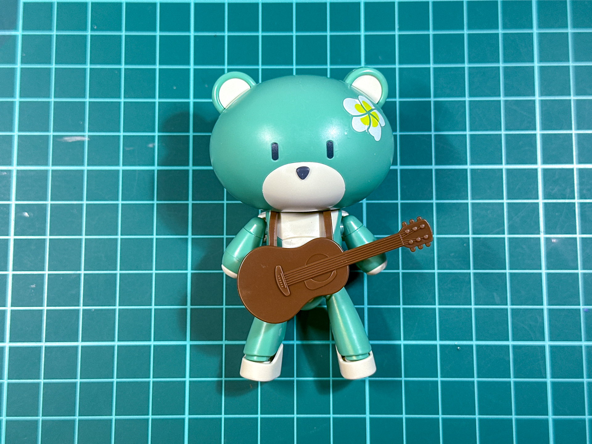 組み立てが完了したプチッガイ。ママッガイと比較し、頭が大きく手足が細くデザインされています。