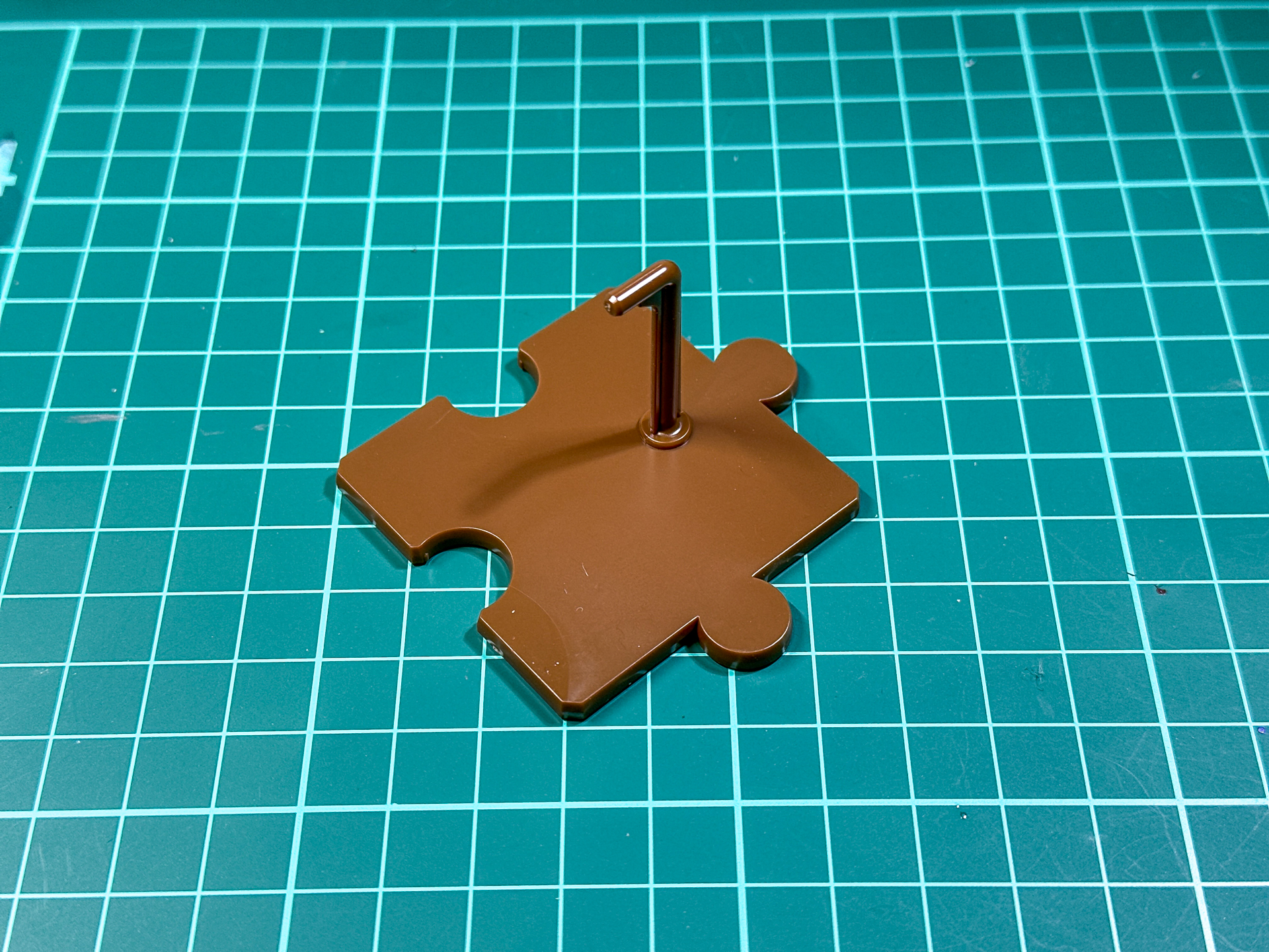 プチッガイのスタンド。2パーツで構成されています。