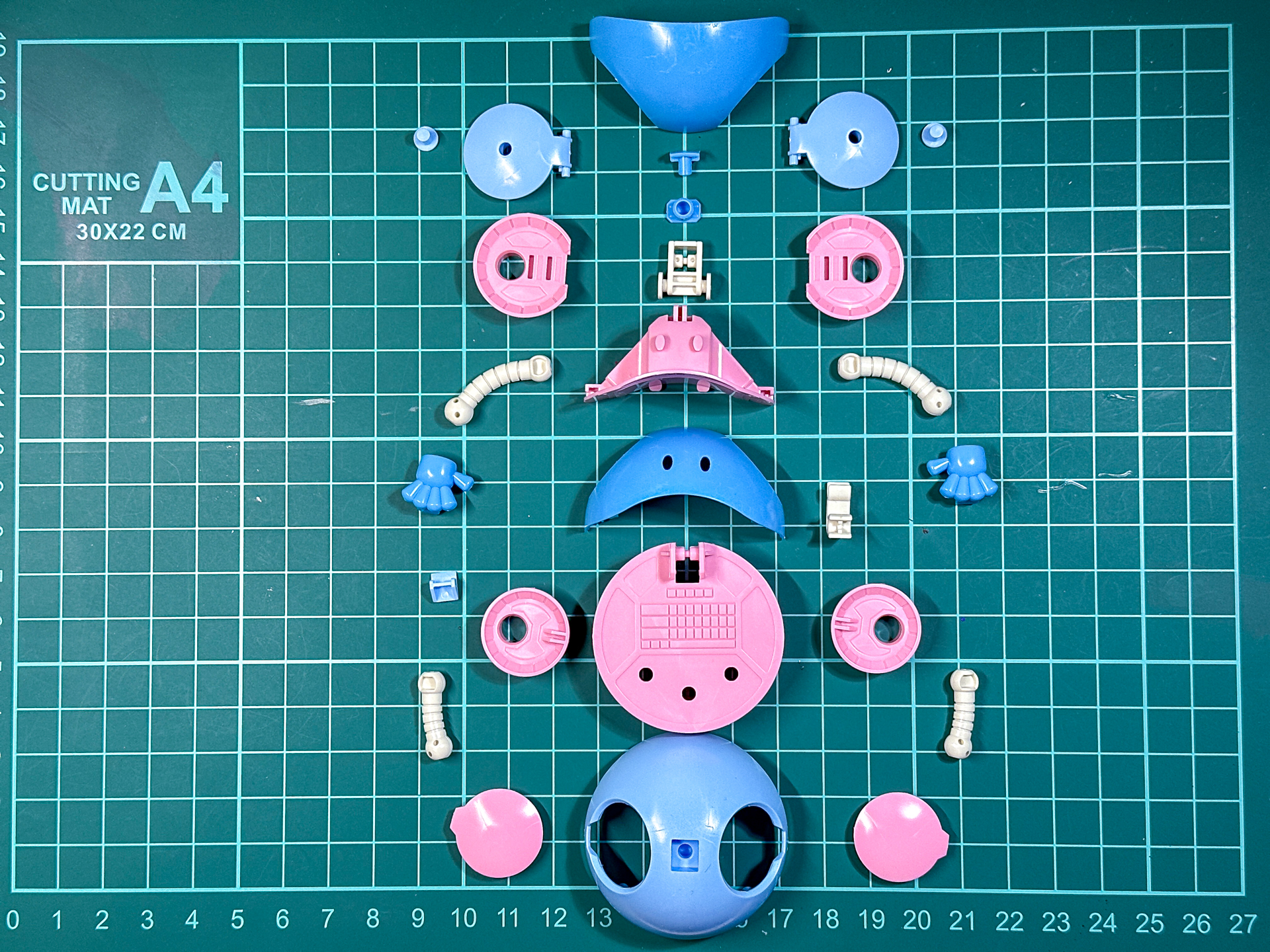 組み立て前のアロハロ。25パーツにて構成されています。