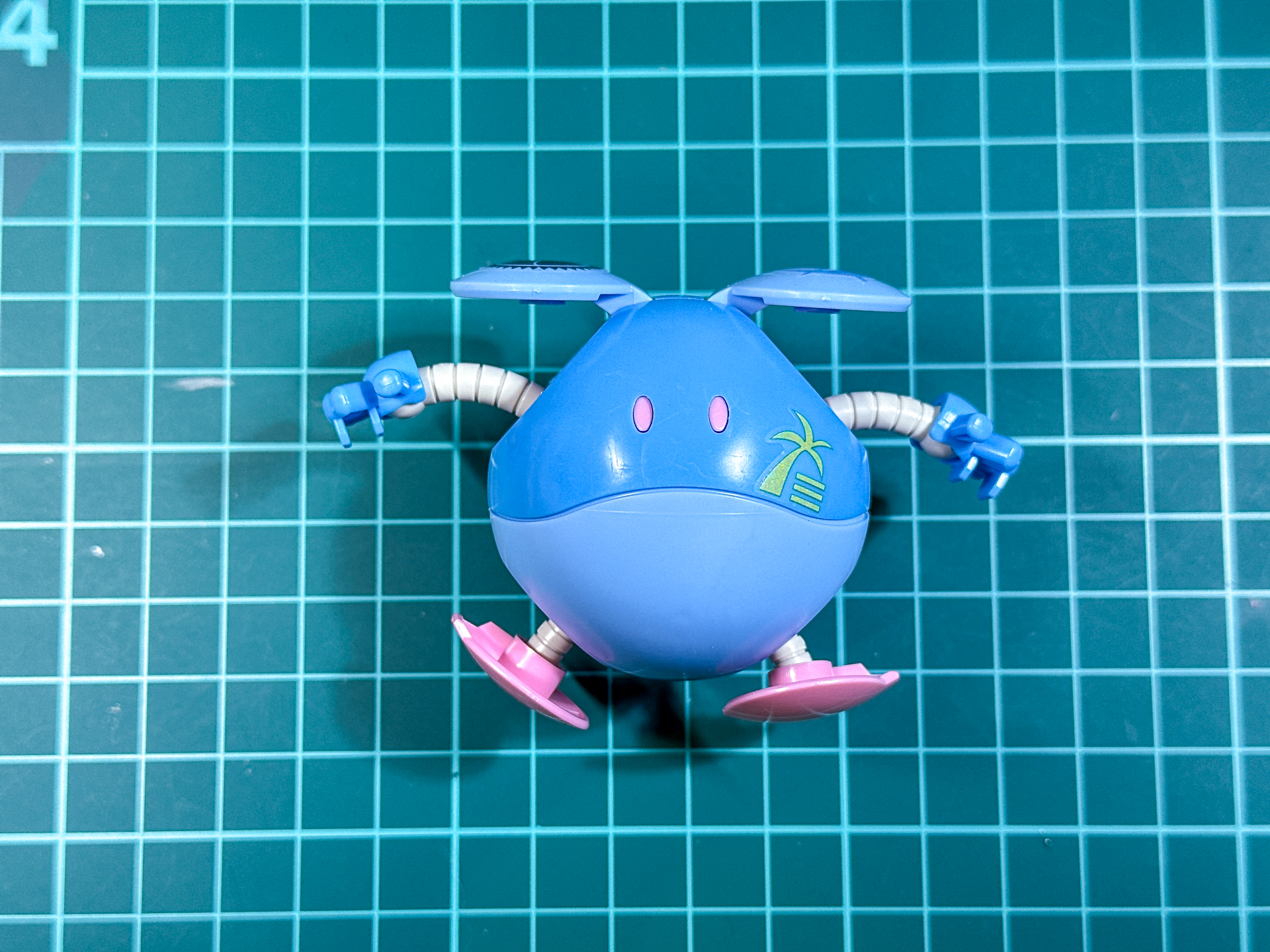 組み立てが完了したアロハロ。手足は差し替えによって伸縮を再現できます。