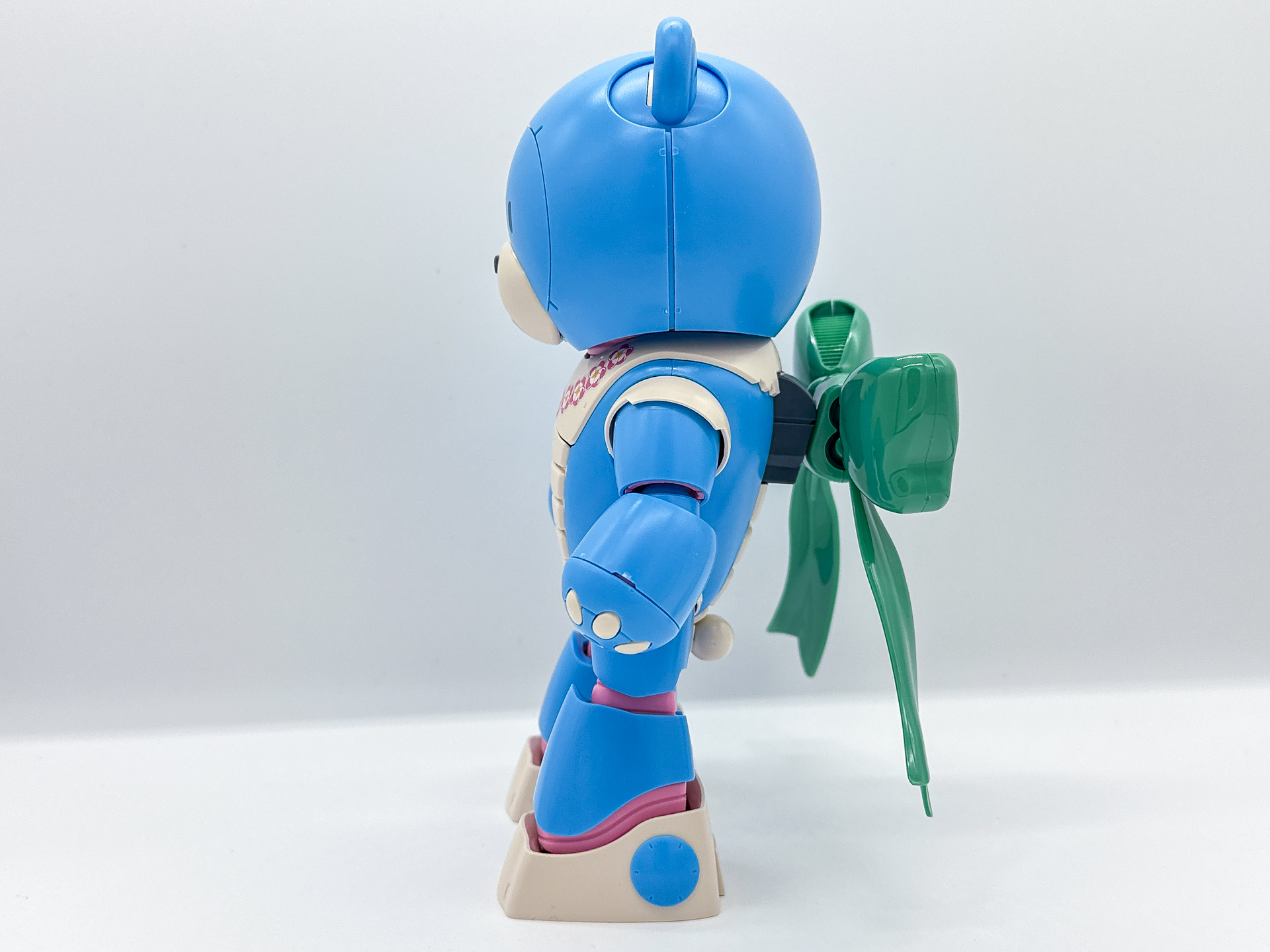 格好いい機体が多いガンプラですが、こちらはかわいさを持った機体に仕上がっています。