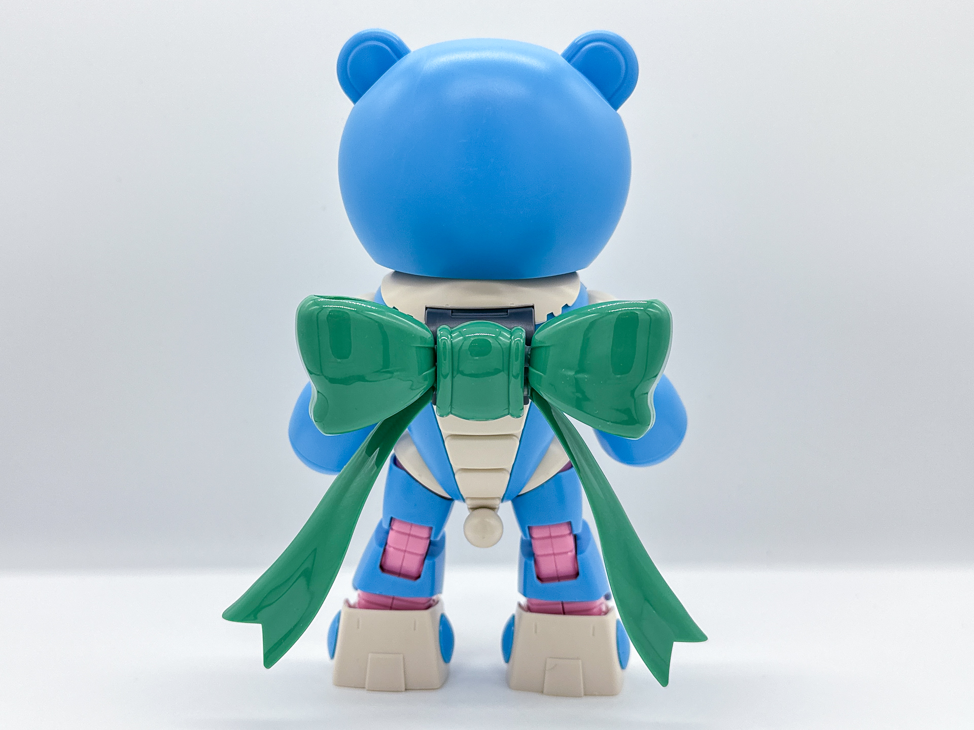 格好いい機体が多いガンプラですが、こちらはかわいさを持った機体に仕上がっています。