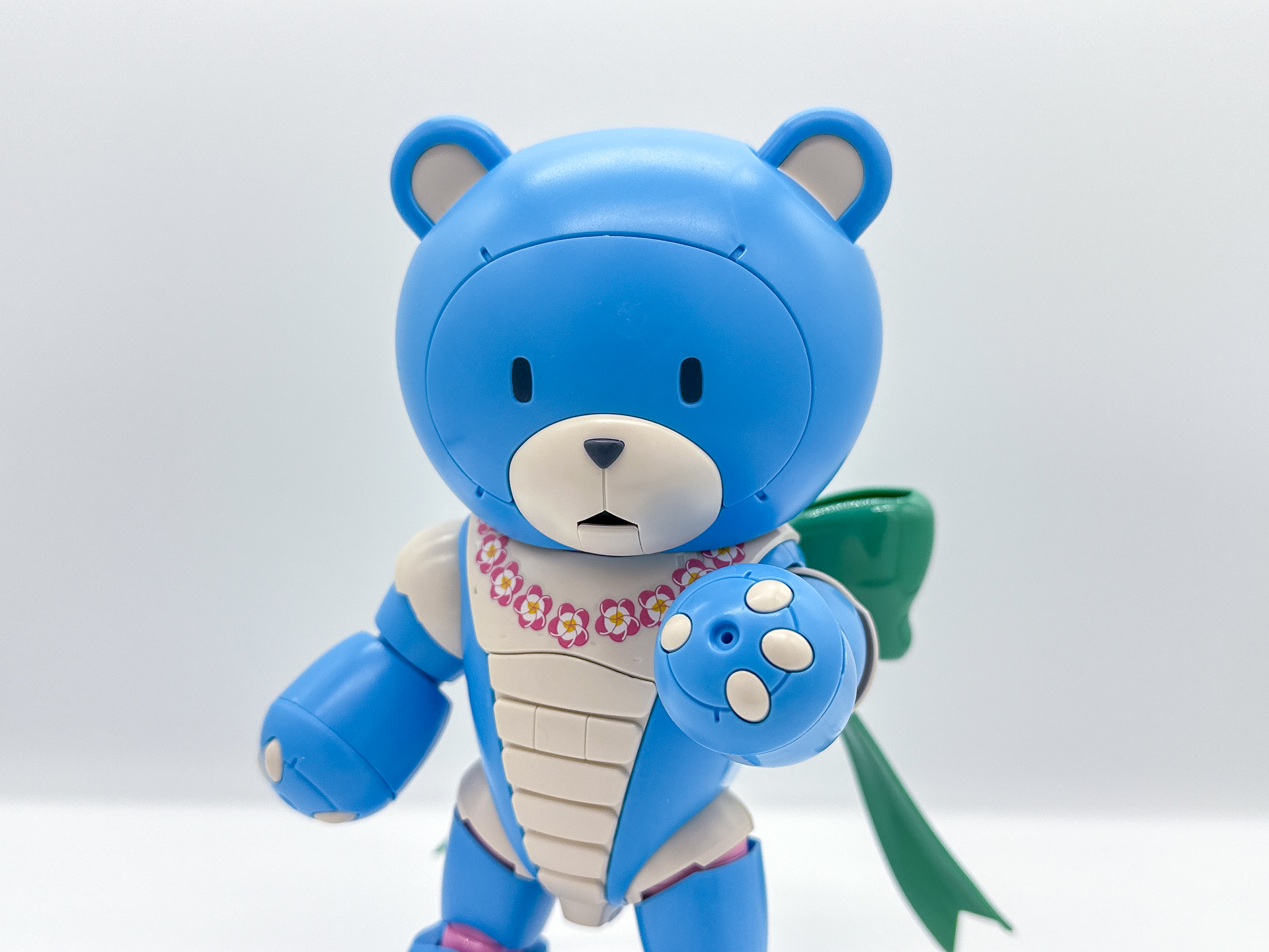 少しポーズをつけてみました。各所にアッガイの面影を残したデザインとなっています。