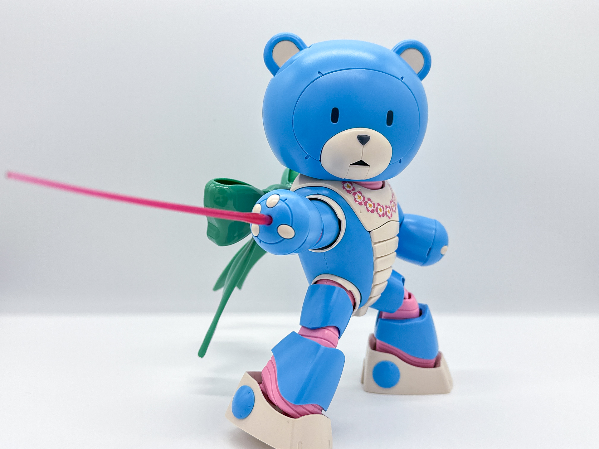 ハンドパーツの開孔部には別売りのビームサーベルエフェクトパーツを取り付け、ビーム発射状態を再現できます。