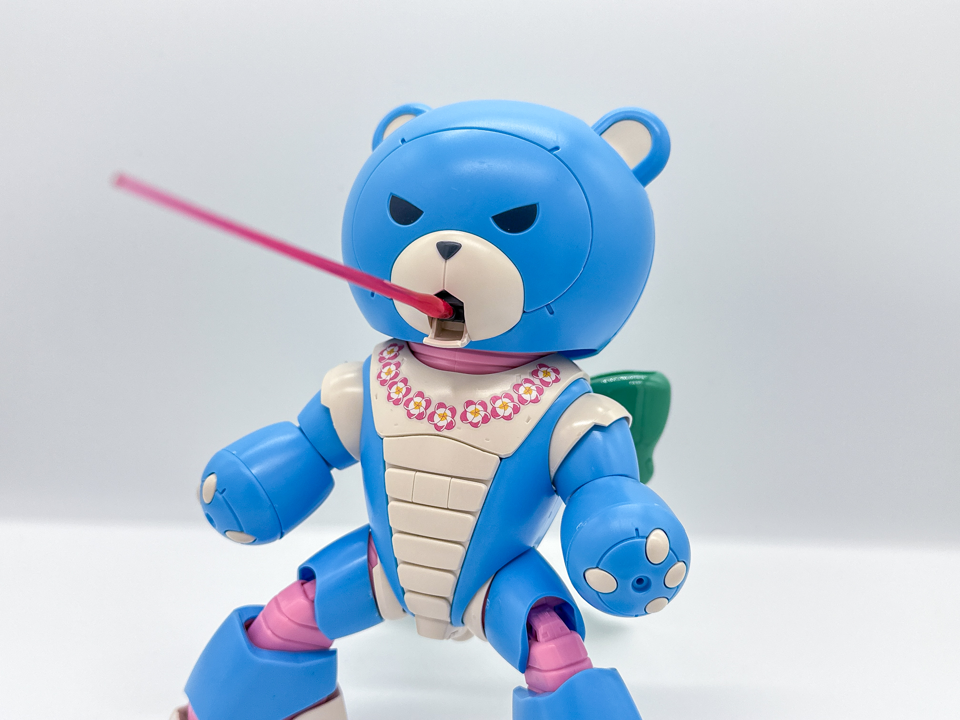 口パーツは展開してハンドパーツと同様に別売りのビームサーベルエフェクトパーツを取り付けることが可能です。