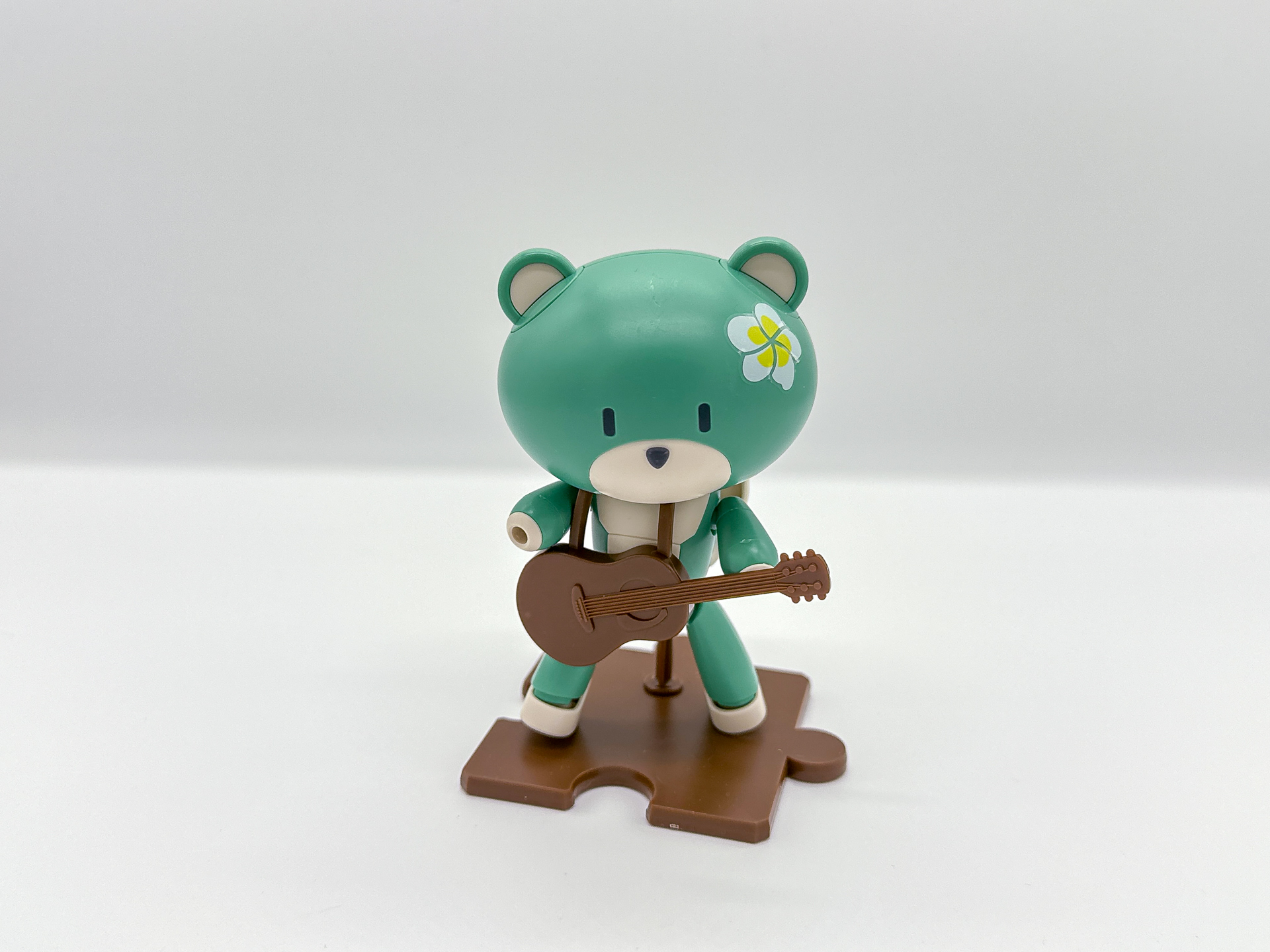 少しポーズをつけてみました。大きくポージングをつけることは難しいですがプチッガイとしてのポージングをつけるには十分な可動を有しています。