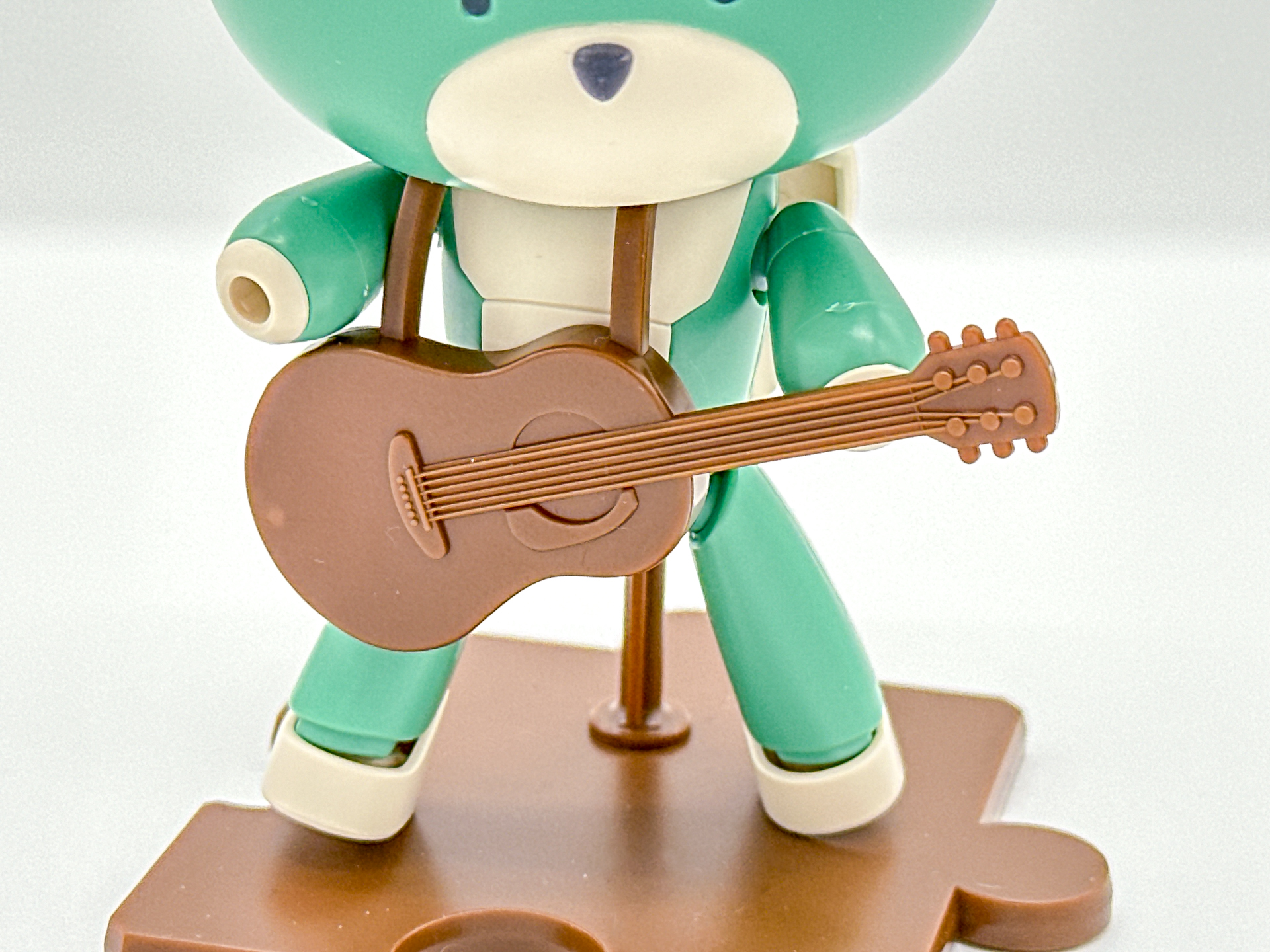 ウクレレのアップ。ワンパーツながら弦までしっかりと造形されています。