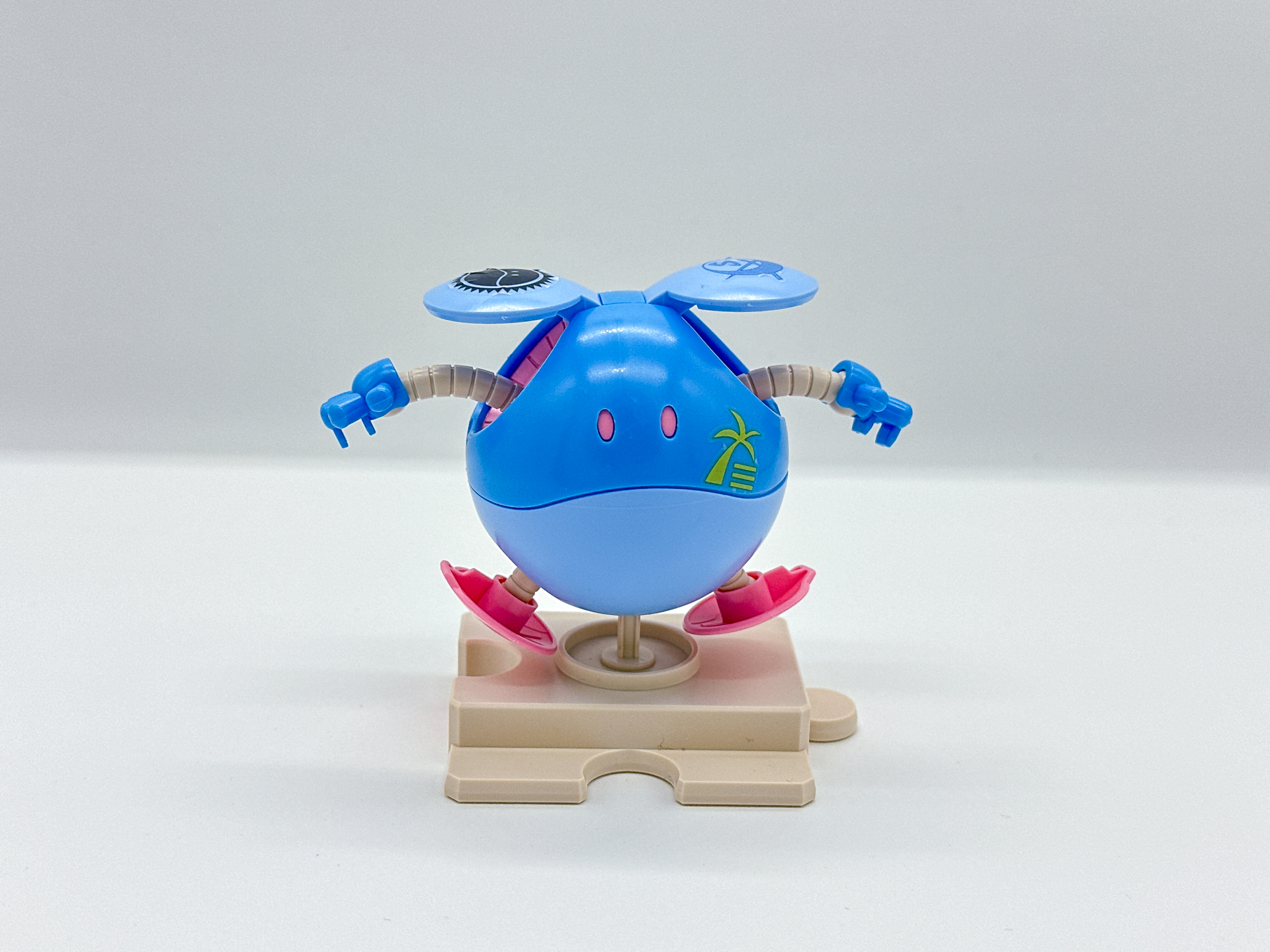 簡単な構造ながらボールジョイントにて手足を可動させることが可能です。