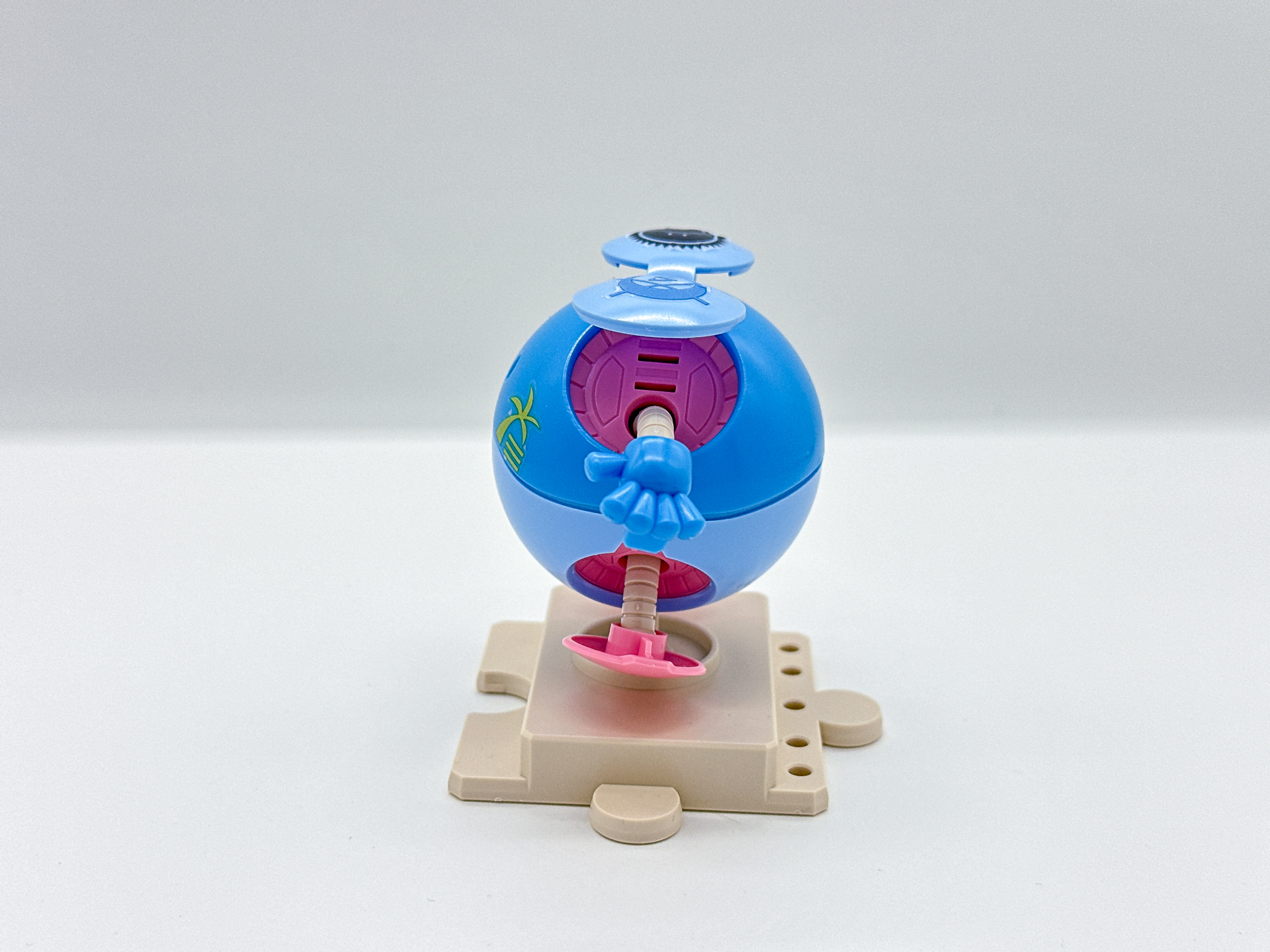 簡単な構造ながらボールジョイントにて手足を可動させることが可能です。