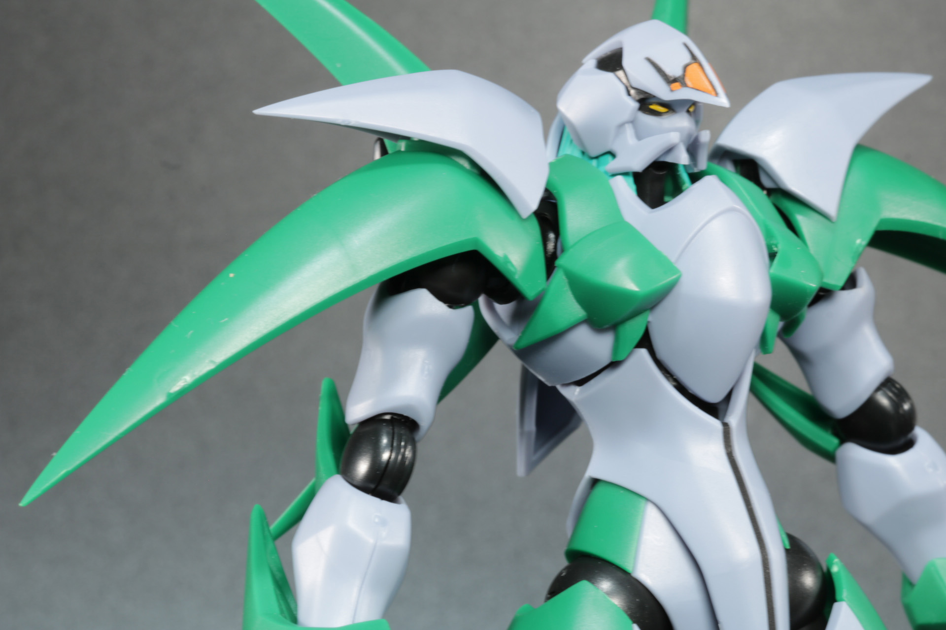 伸びた肩のアーマーもシャープで存在感あるものに