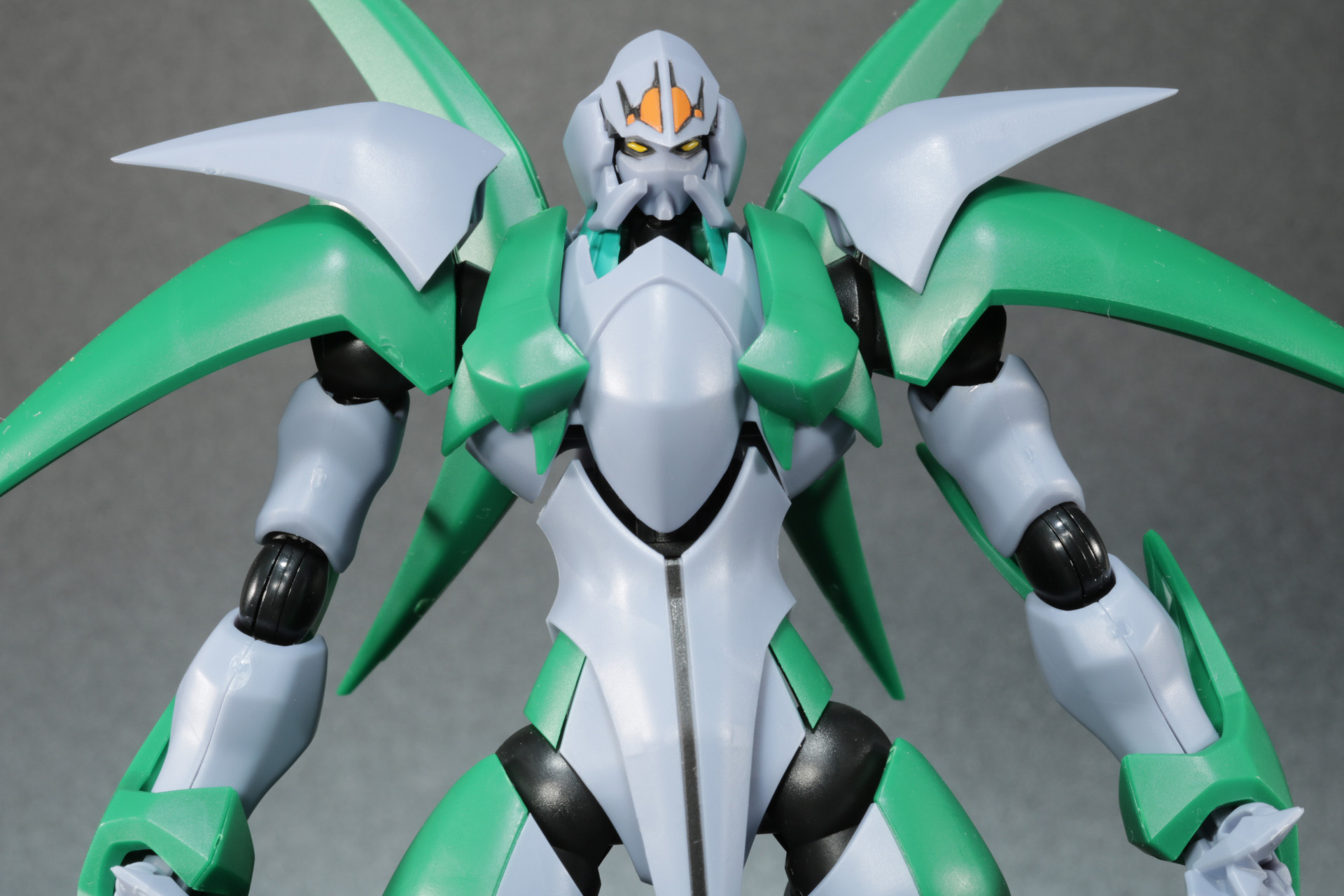 くびれのある胴体に色分けされたカラーリング表現