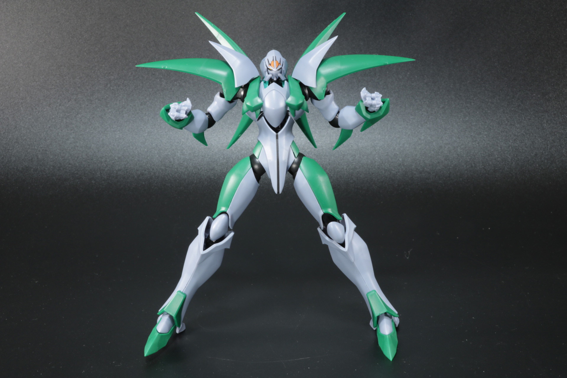 肩のアーマーの可動も合わせれば力強いポーズがより印象的に