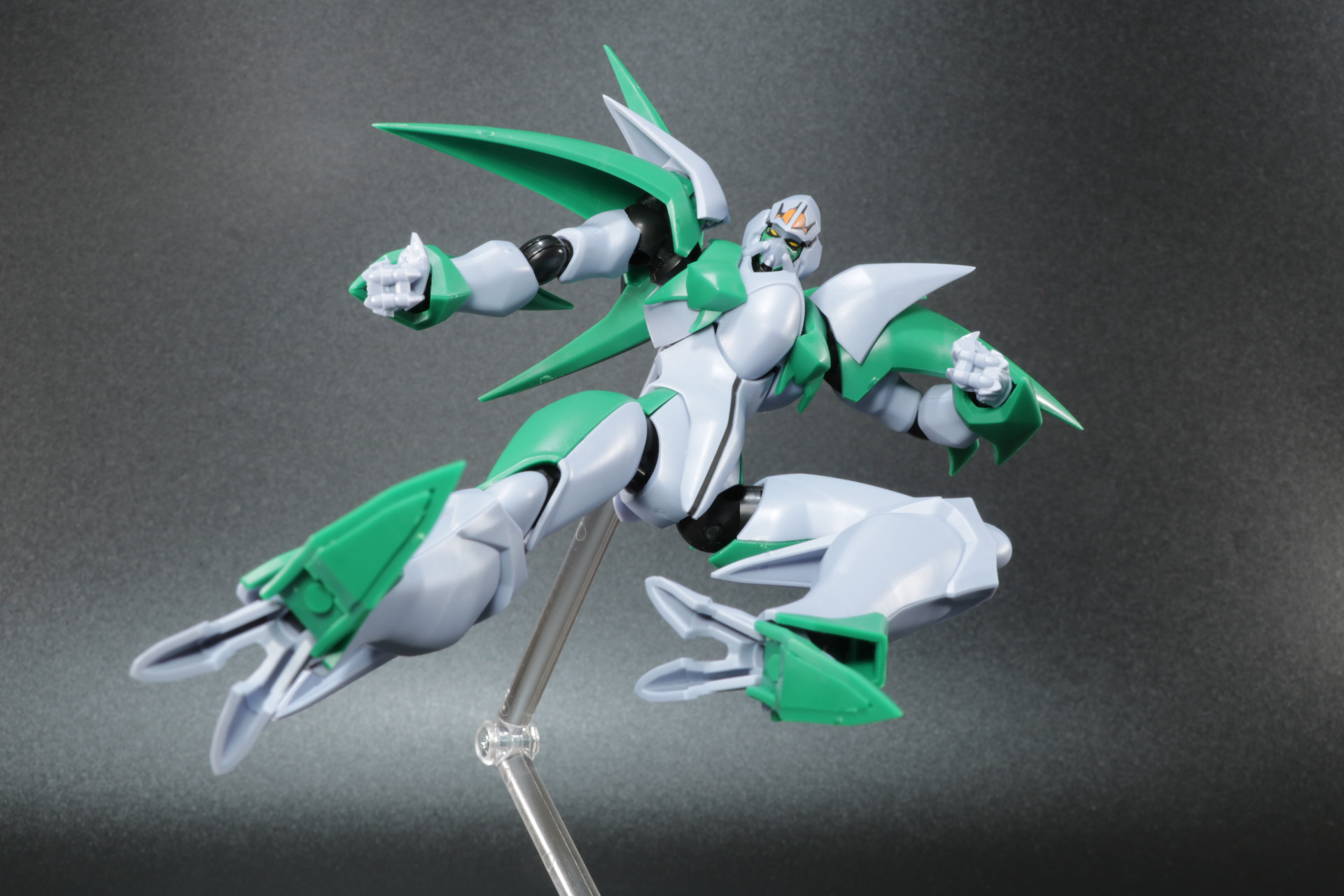 躍動感ある跳び蹴りポーズも楽しめる