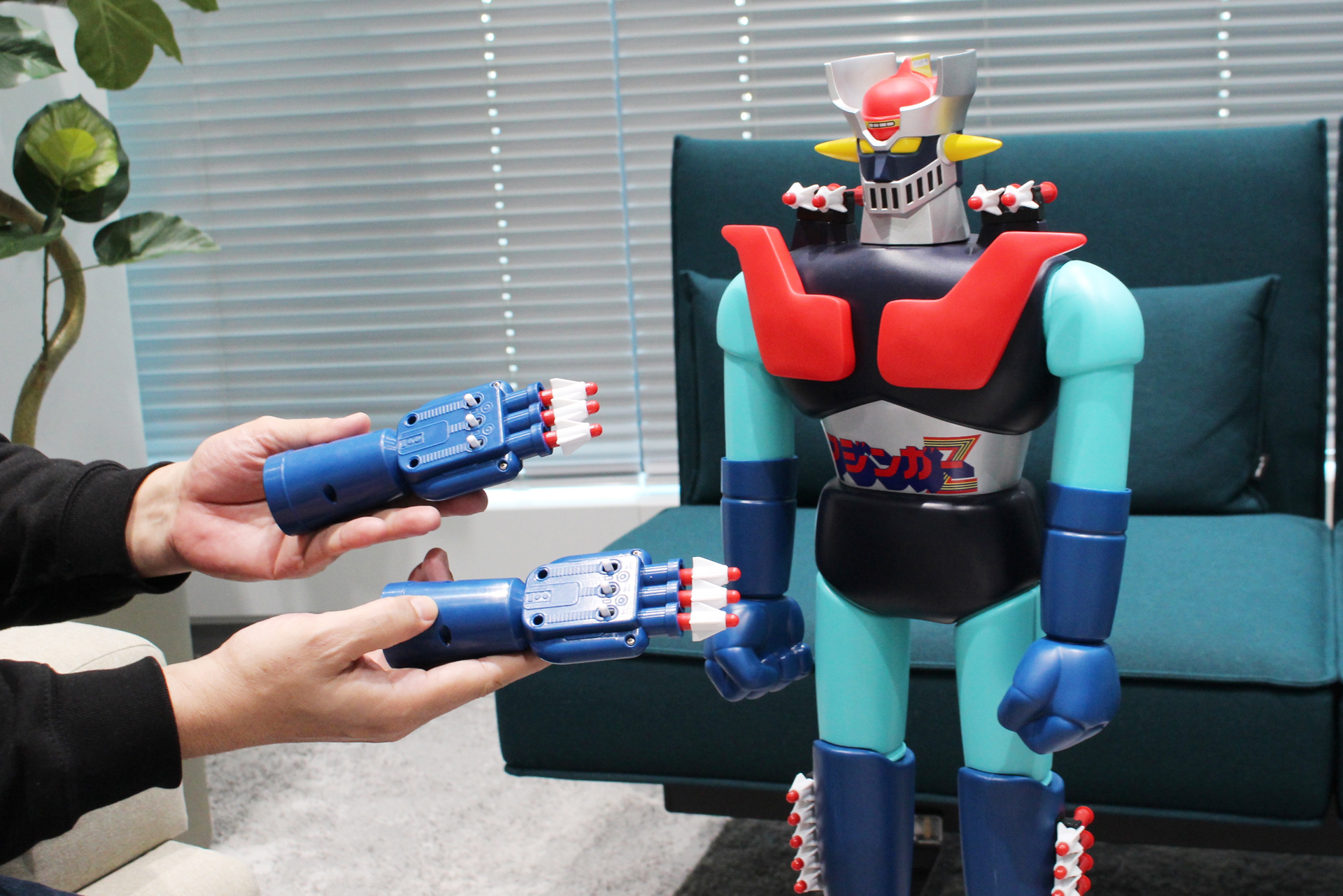 両腕に取り付ける「速射6連ミサイル」。付属のミサイルを発射できる