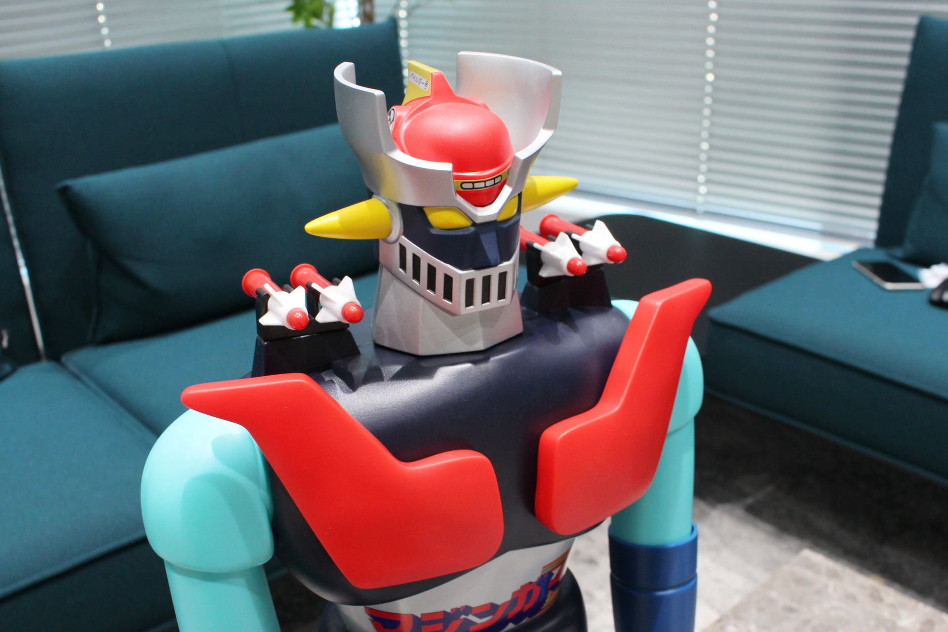 本体はPPの成形色を生かし、頭部はPVCで塗装が施されている