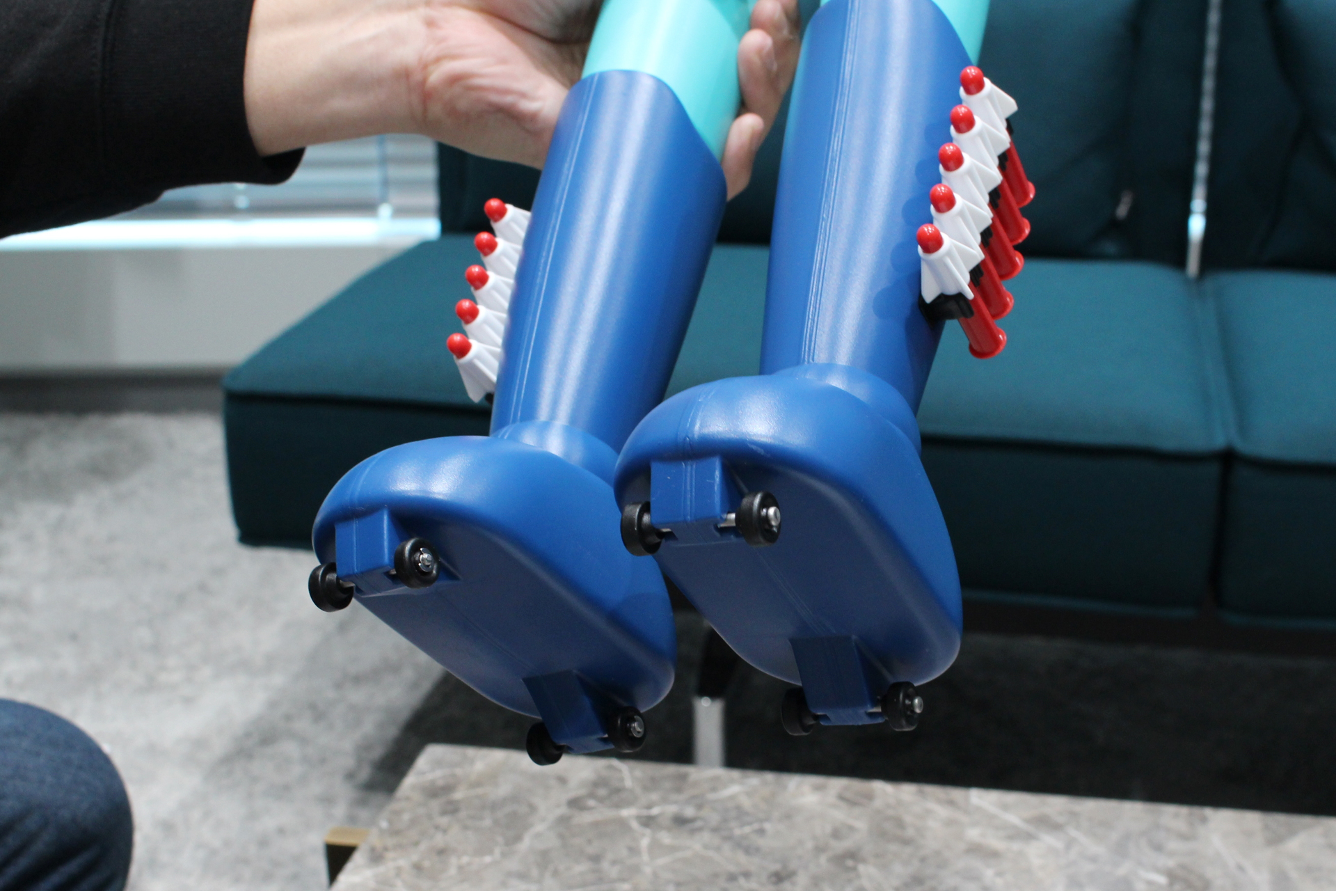 足の裏には転がして遊ぶのためのコロを装備。内部には重りが入り、重量感と安定性を確保している