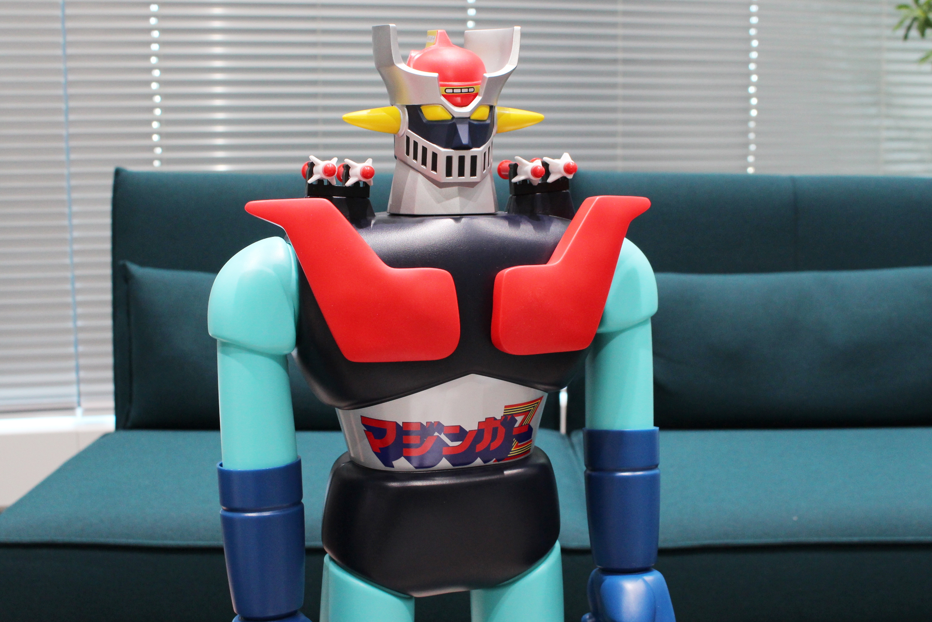 お腹にシールによるロゴが入ったデザインは当時ならではの味がある