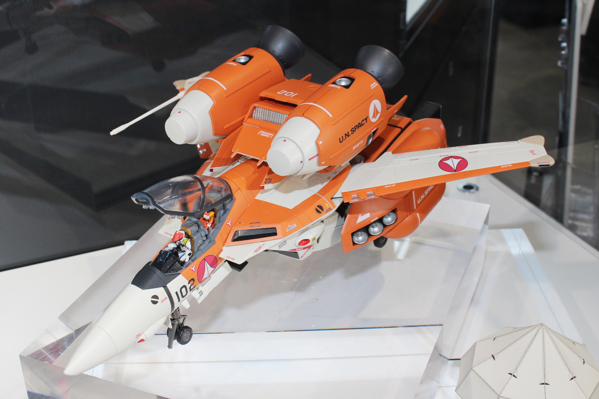 ミンメイを乗せて土星へと飛んだ、スーパーパックを装備したVT-1