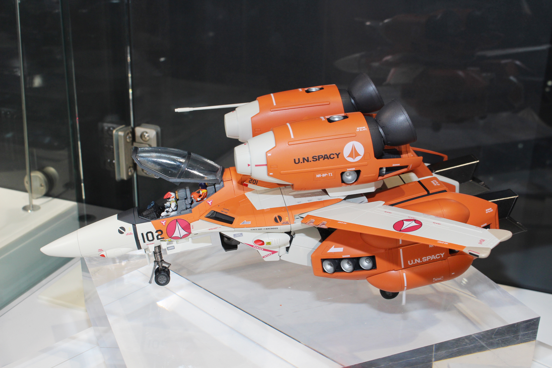オレンジとベージュのコントラストが美しい機体だ