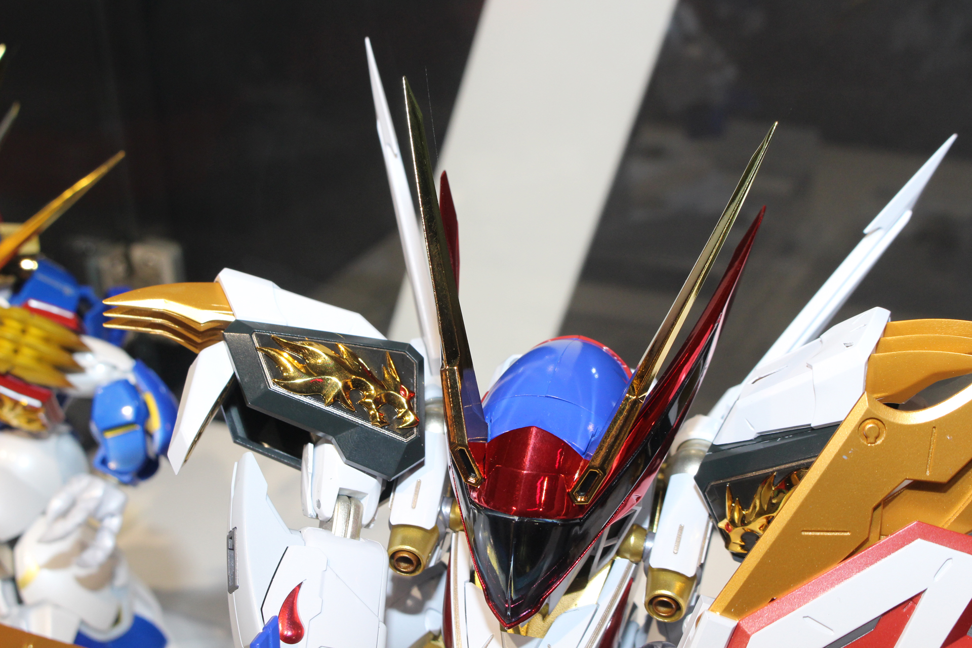 メッキパーツやクリアパーツによりゴージャスさが増強あふれる造形となっている