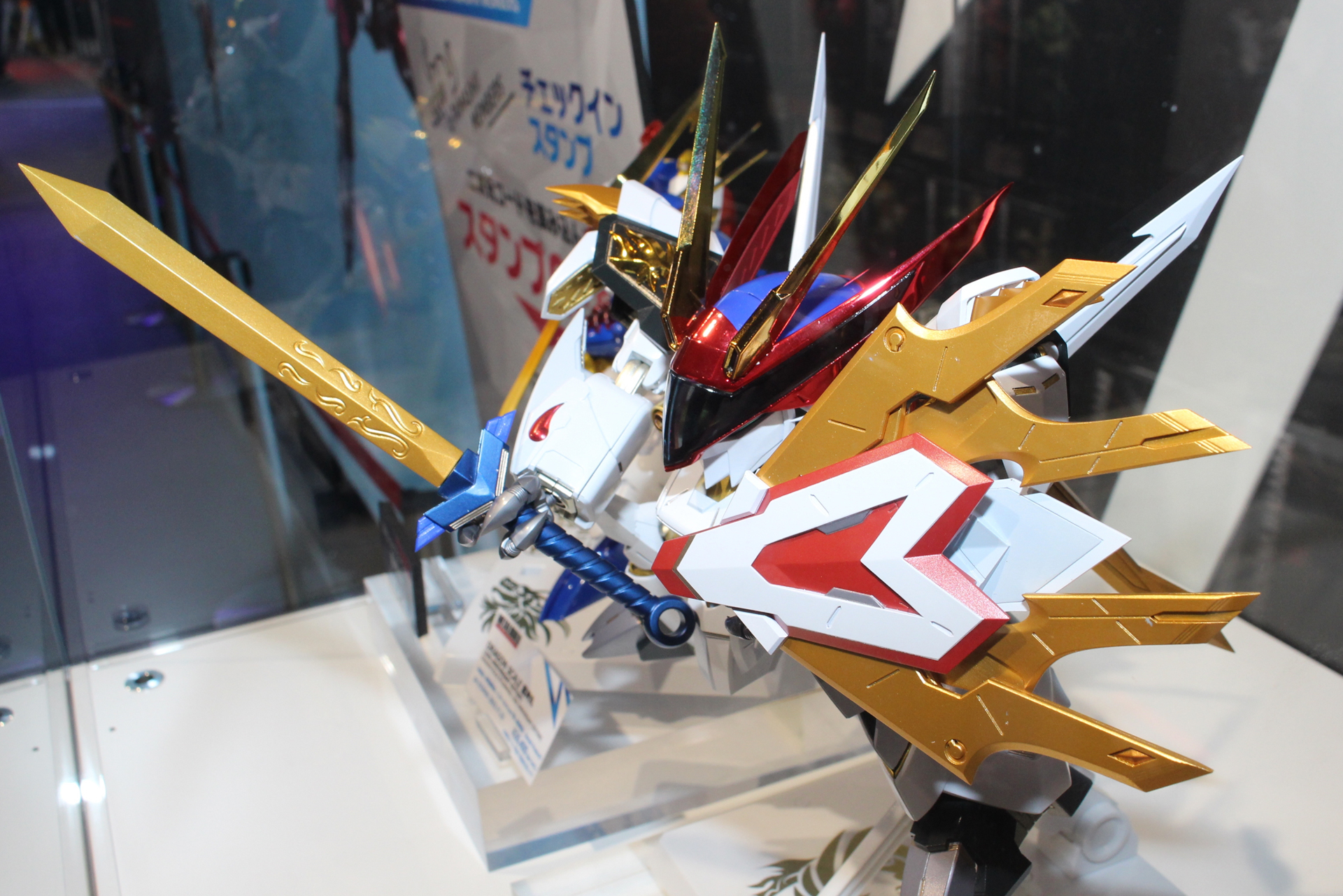 付属の武装は鳳龍剣と鞘盾。この盾が超鳳王の尾翼となる仕組み