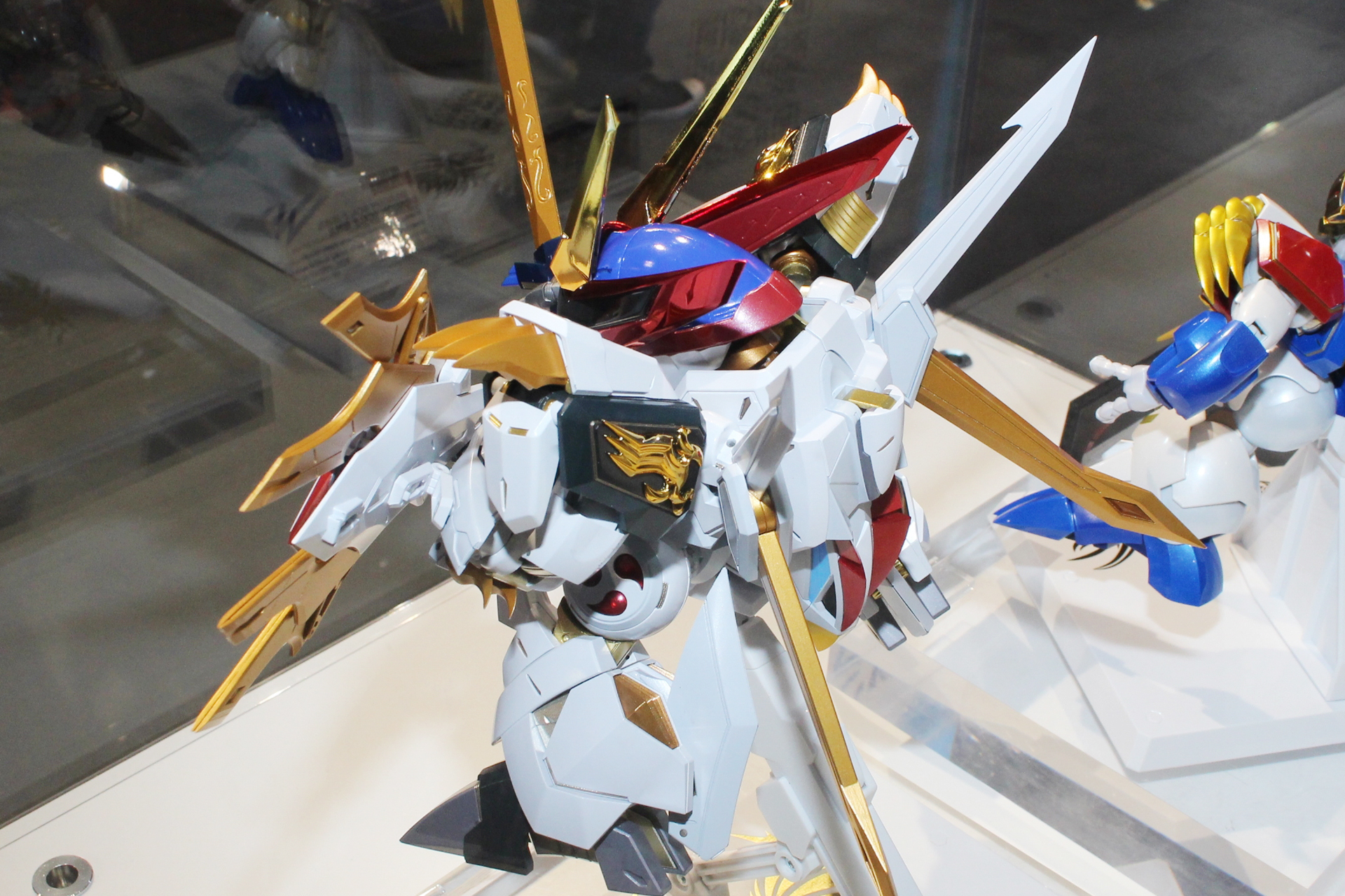 鳳王の頭部となる部位は背中側に収納。変形時に動かすと鳳王の瞳が現れる新機構を内蔵