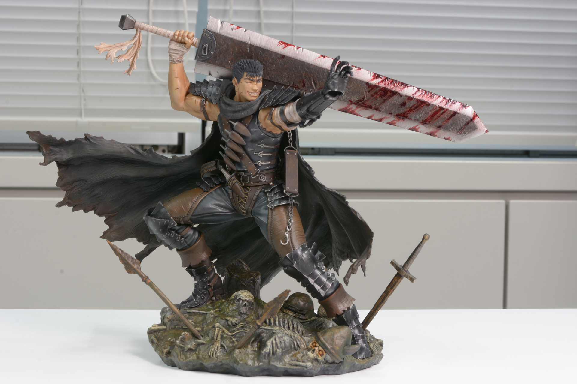 フィギュア「ガッツ 黒い剣士Ver.」、全高265mm、1/7スケールの大ボリュームが楽しい。マントが動きを感じさせ、全体のシルエットにも味を加えている