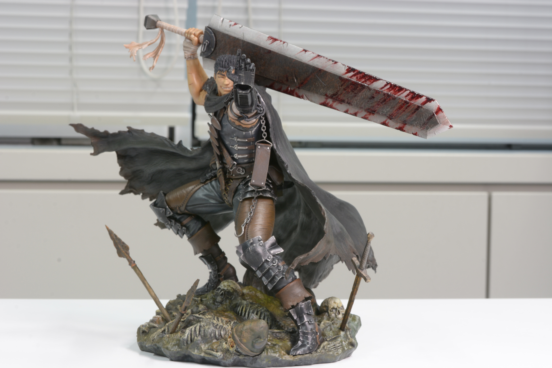 フィギュア「ガッツ 黒い剣士Ver.」、全高265mm、1/7スケールの大ボリュームが楽しい。マントが動きを感じさせ、全体のシルエットにも味を加えている