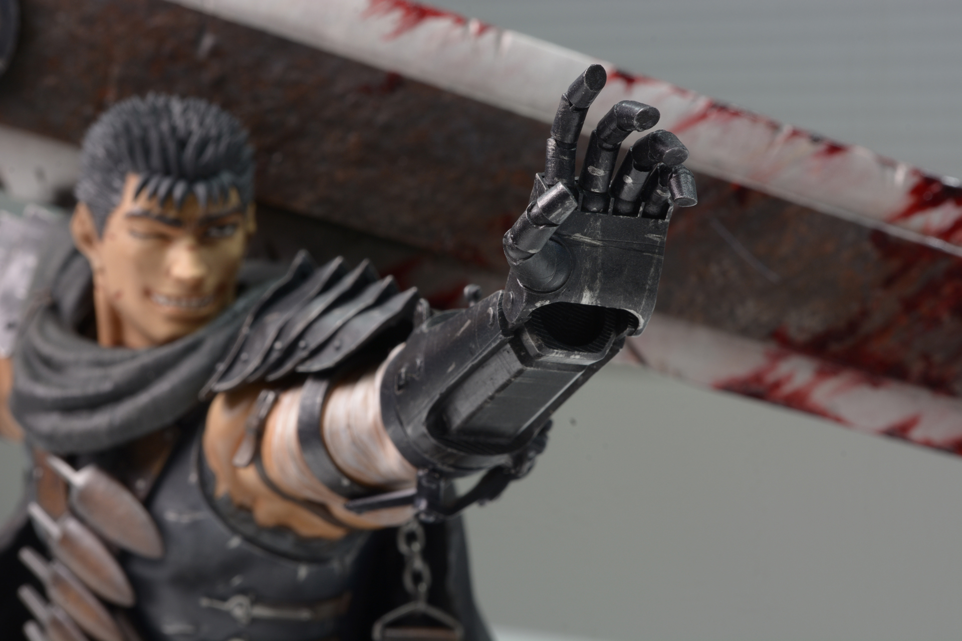 義手の手のひらを向けた形に。こちらは差し替えパーツとなる