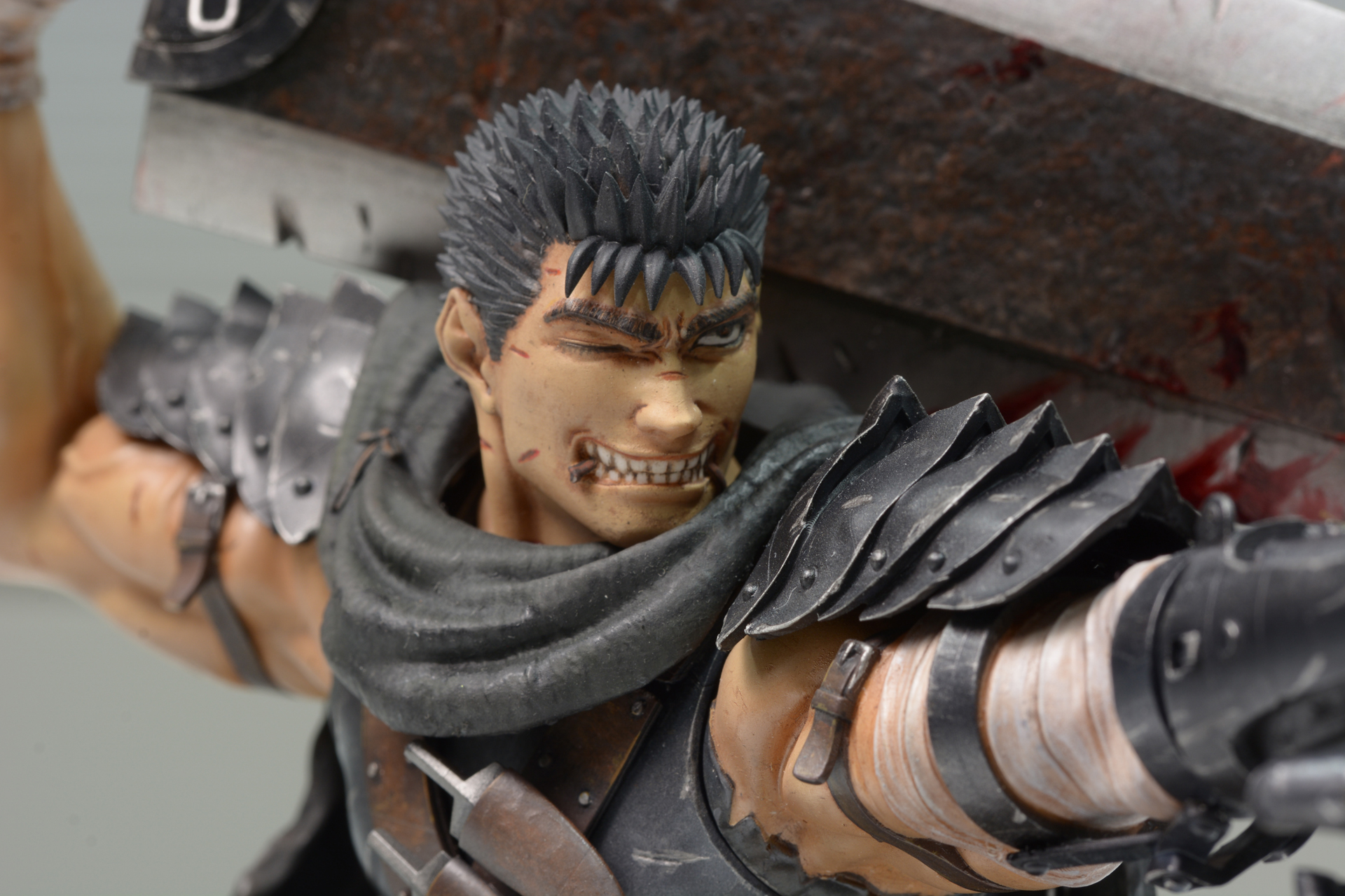 ガッツの運命を象徴する首の後ろの烙印はもちろんしっかり表現されている
